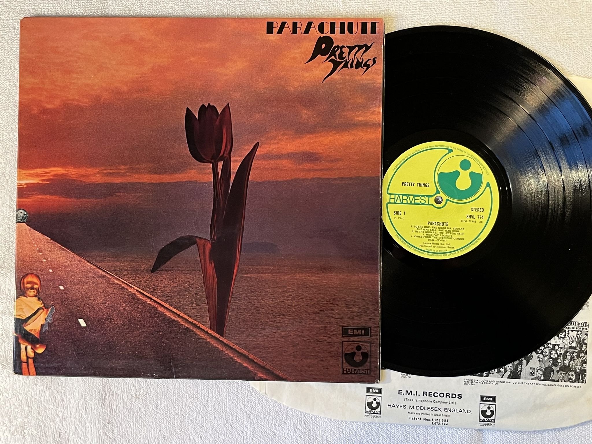 Omslagsbild för skivan PRETTY THINGS parachute LP -70 UK HARVEST SHVL 774