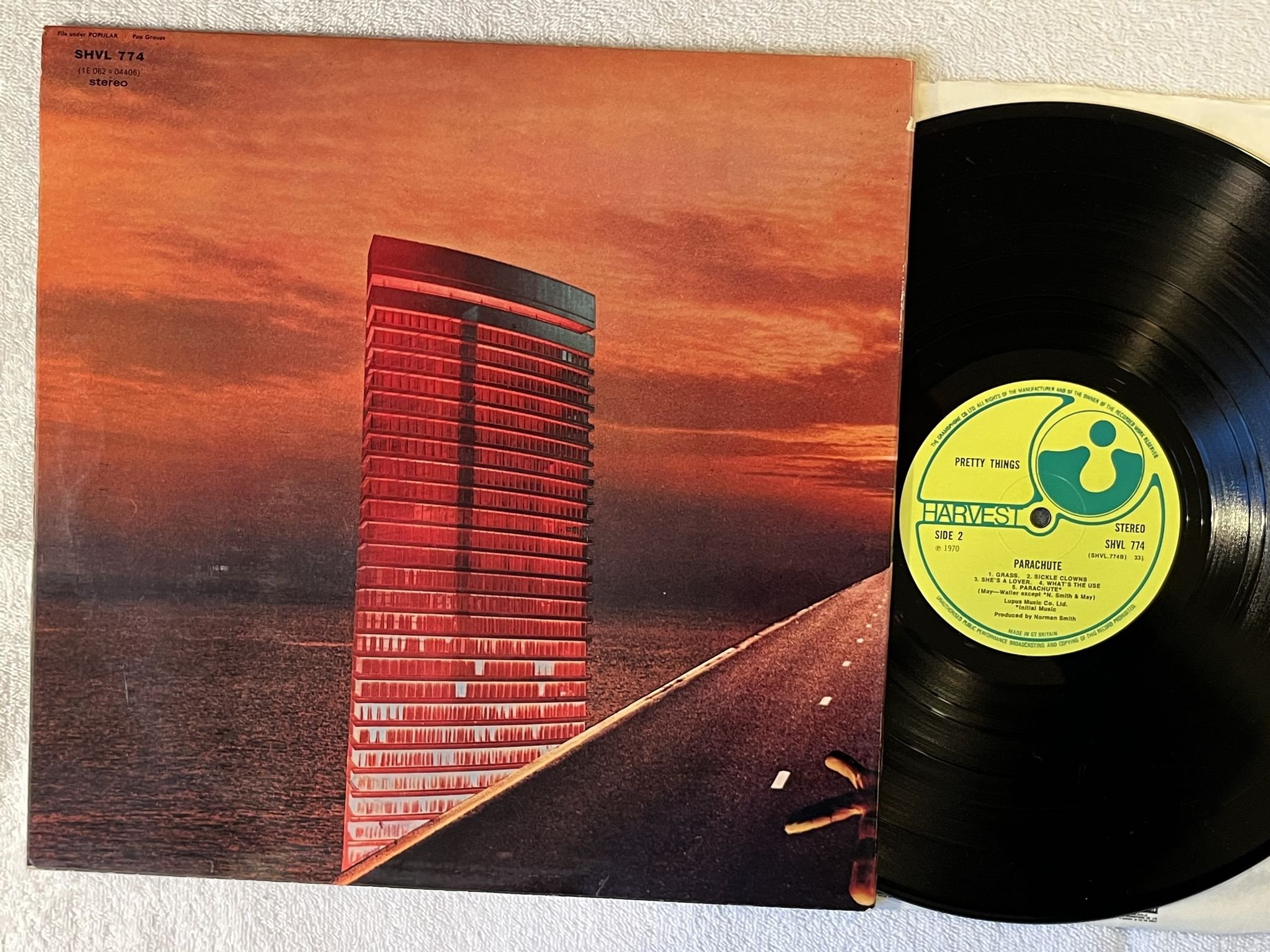 Omslagsbild för skivan PRETTY THINGS parachute LP -70 UK HARVEST SHVL 774