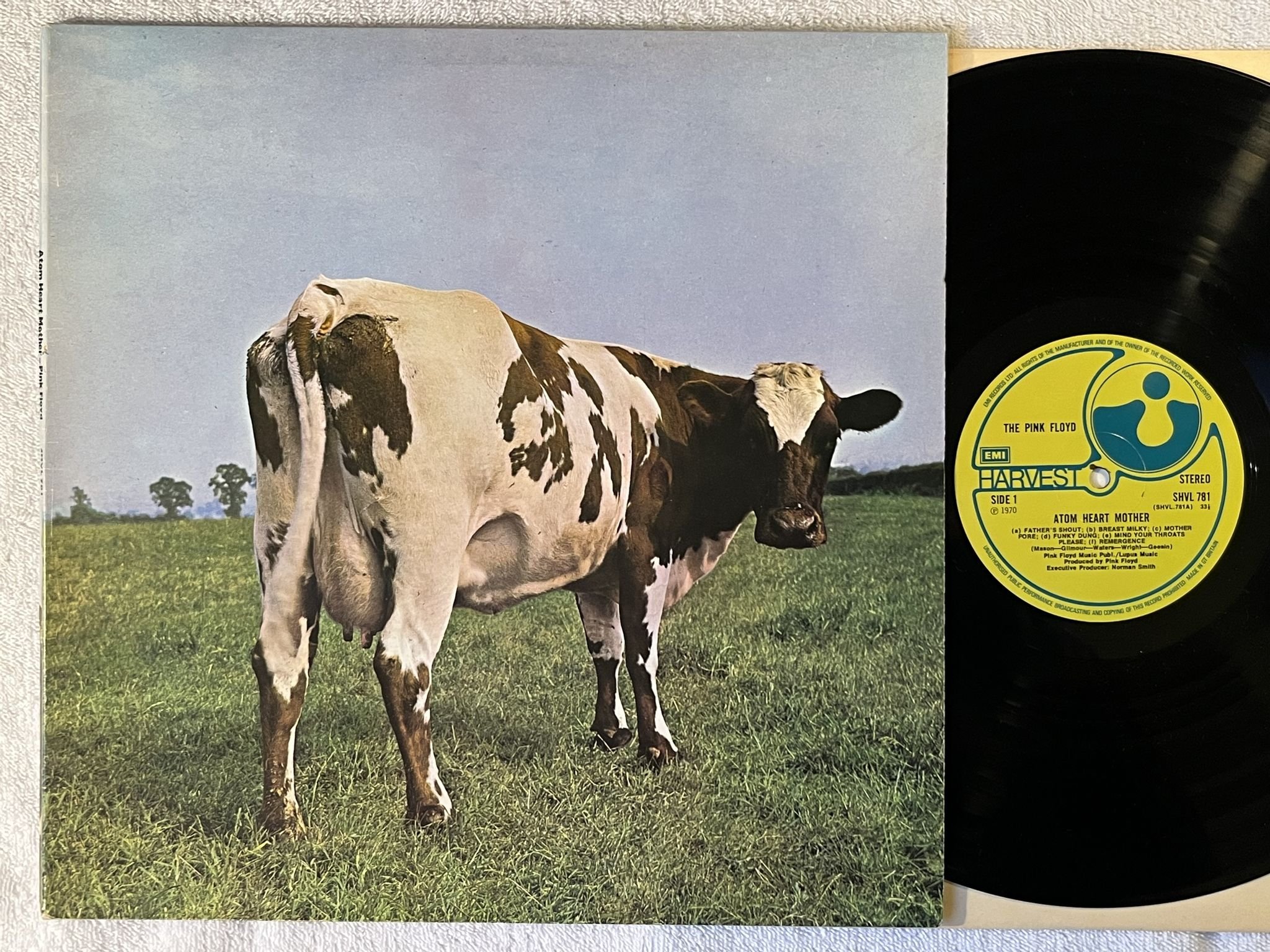 Omslagsbild för skivan PINK FLOYD atom heart mother LP -70 UK 2nd HARVEST SHVL 781