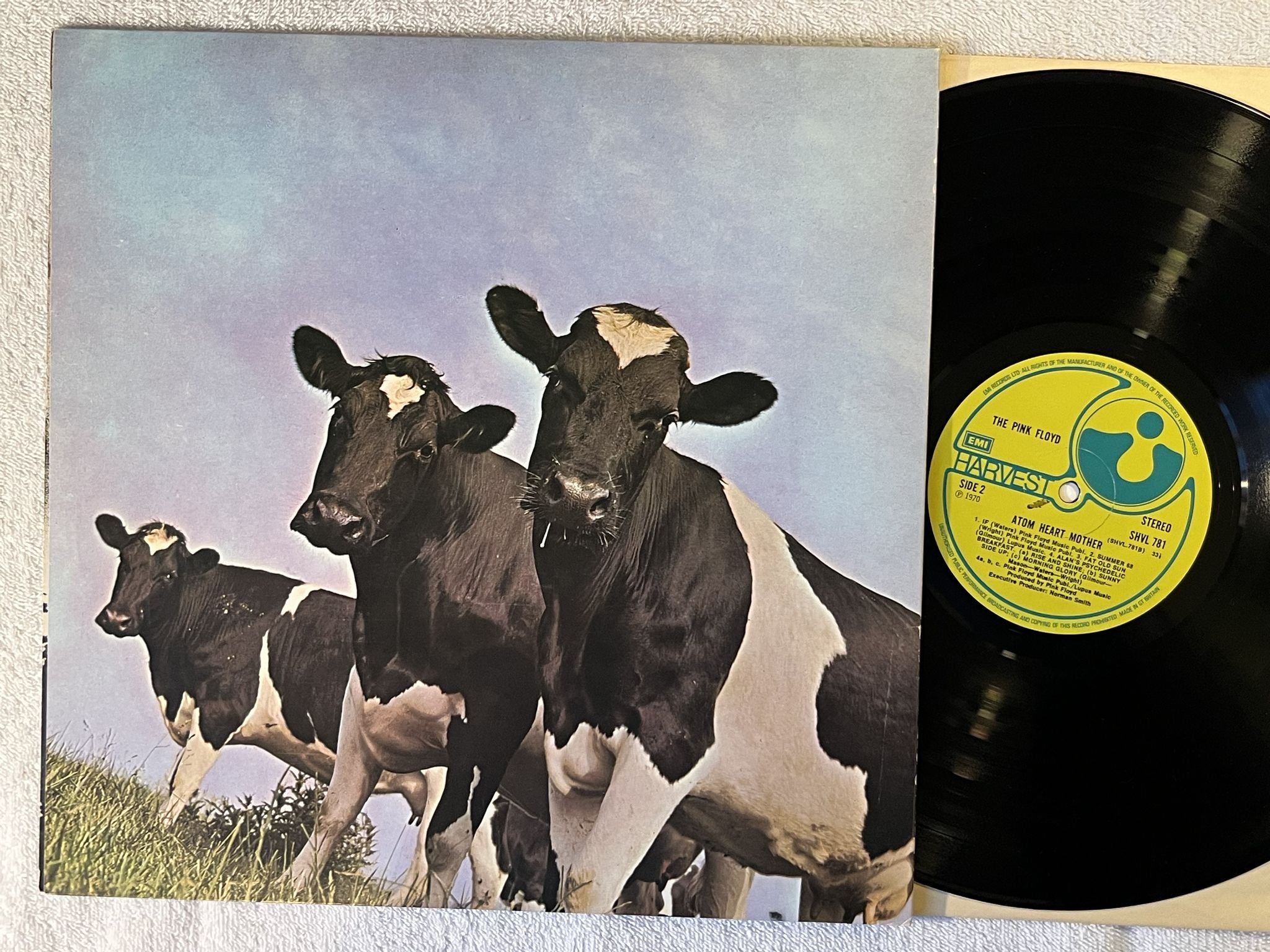 Omslagsbild för skivan PINK FLOYD atom heart mother LP -70 UK 2nd HARVEST SHVL 781