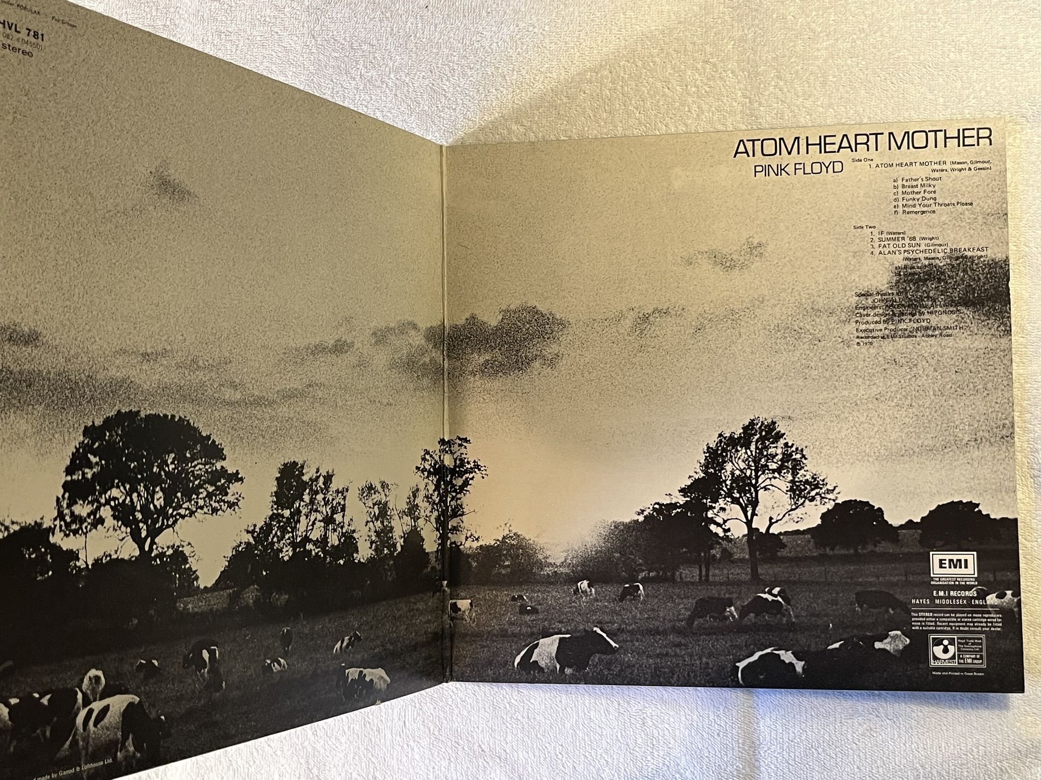 Omslagsbild för skivan PINK FLOYD atom heart mother LP -70 UK 2nd HARVEST SHVL 781