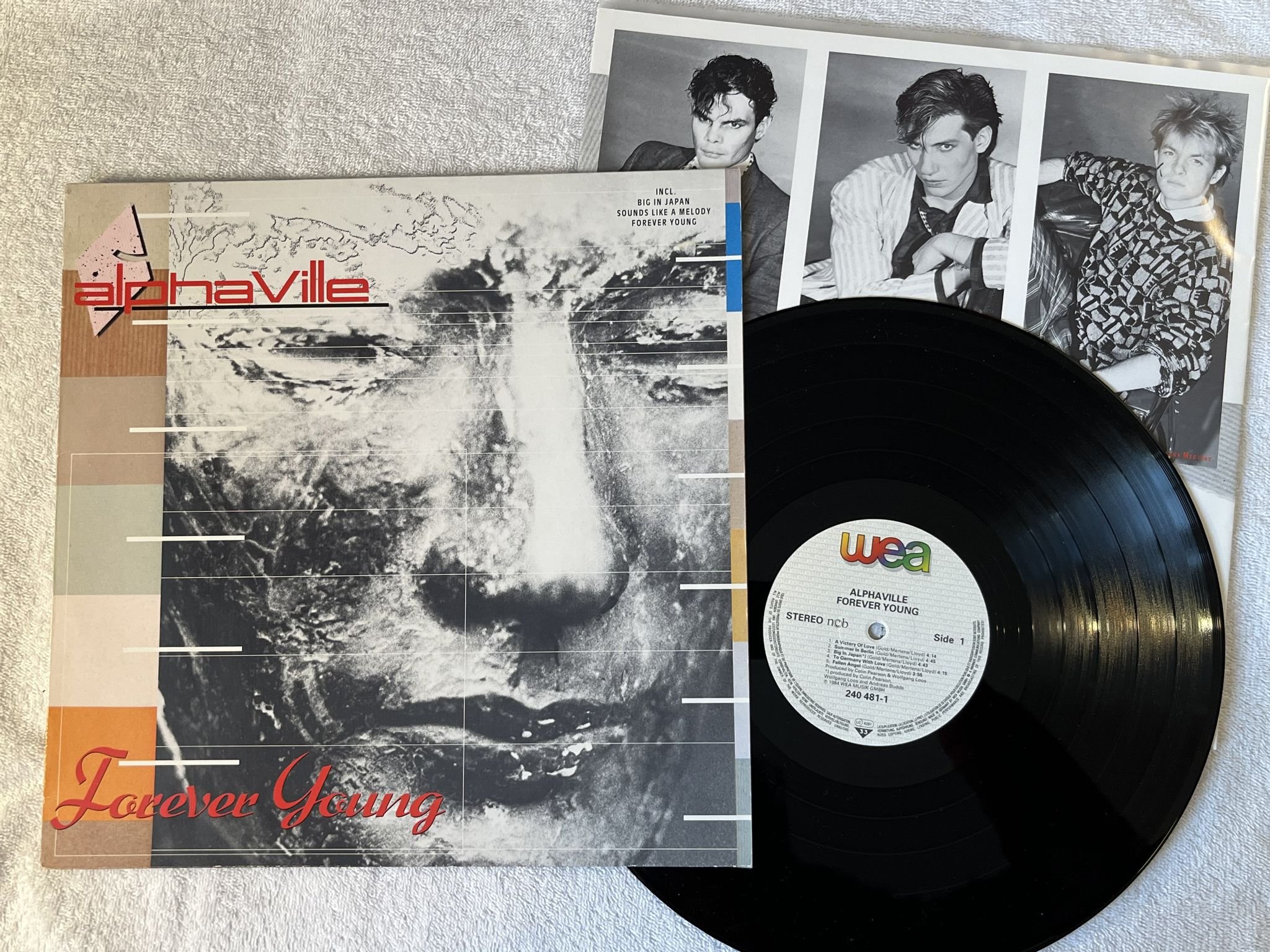 Omslagsbild för skivan ALPHAVILLE forever young LP -84 WEA 240 481-1