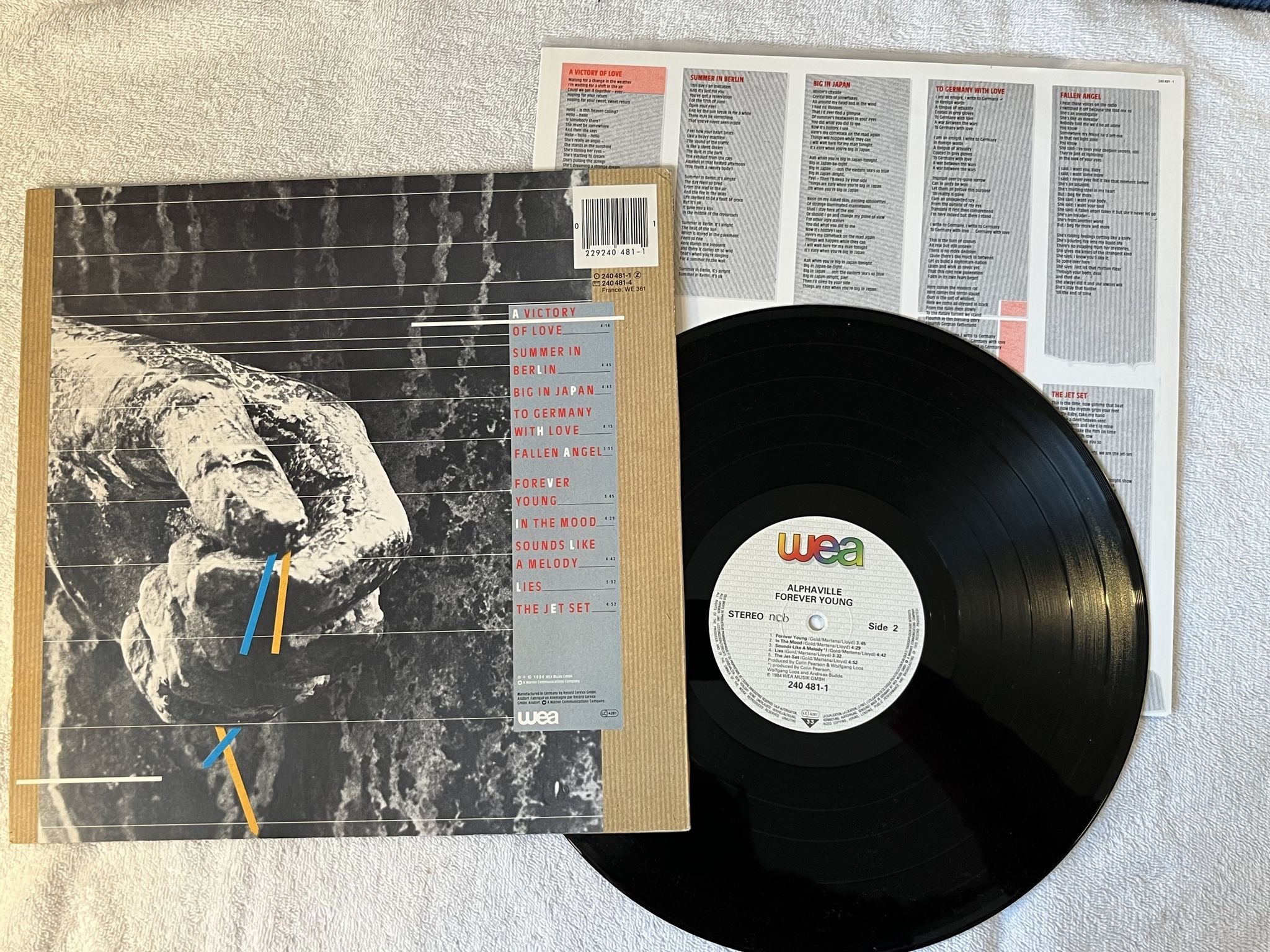 Omslagsbild för skivan ALPHAVILLE forever young LP -84 WEA 240 481-1