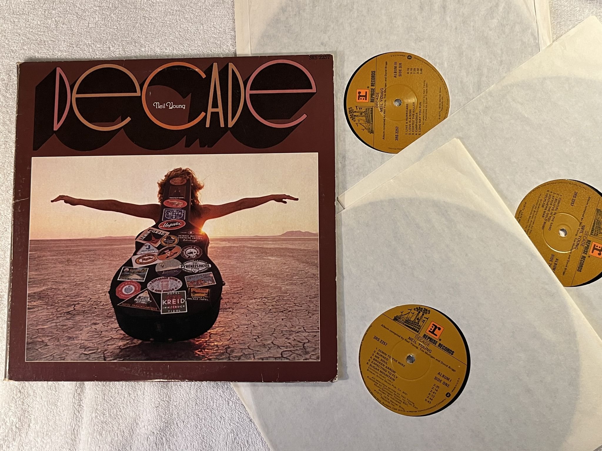 Omslagsbild för skivan NEIL YOUNG decade 3xLP -76 US REPRISE 3RS 2257