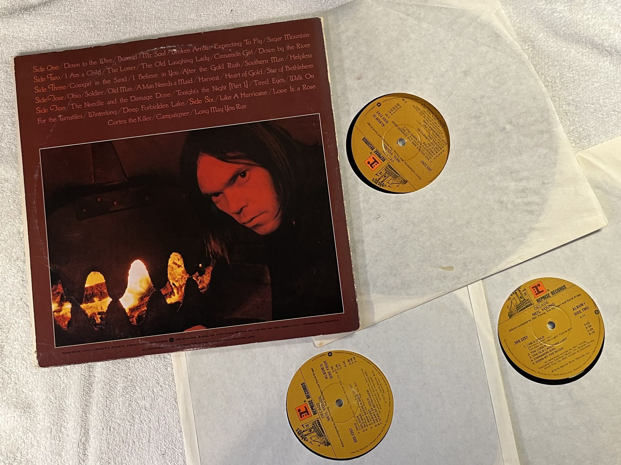 Omslagsbild för skivan NEIL YOUNG decade 3xLP -76 US REPRISE 3RS 2257