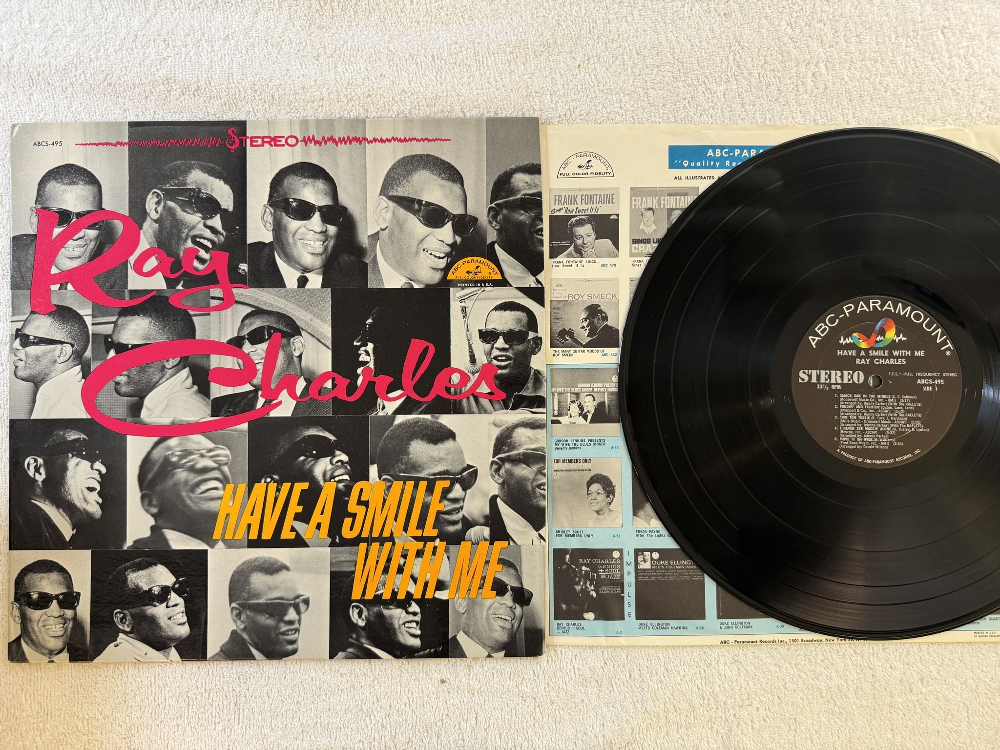 Omslagsbild för skivan RAY CHARLES have a smile with me LP US ABC-PARAMOUNT ABCS-495