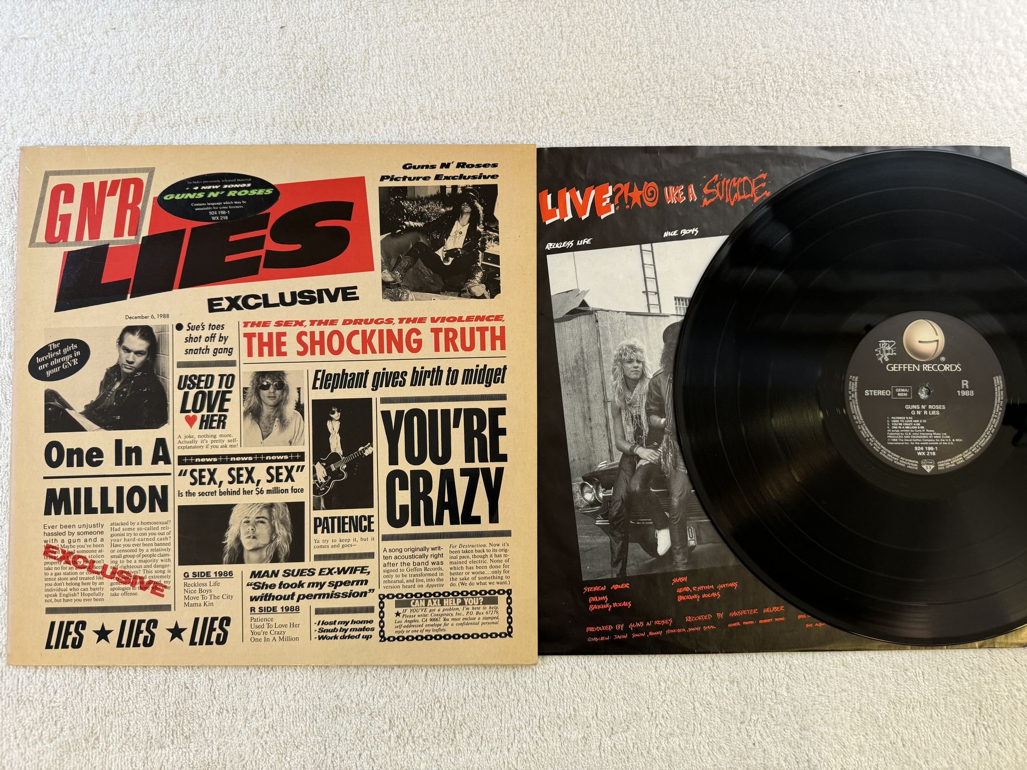 Omslagsbild för skivan GUNS N ROSES G n' R Lies LP -86 Ger GEFFEN 924 198-1 ** uncencored inner **