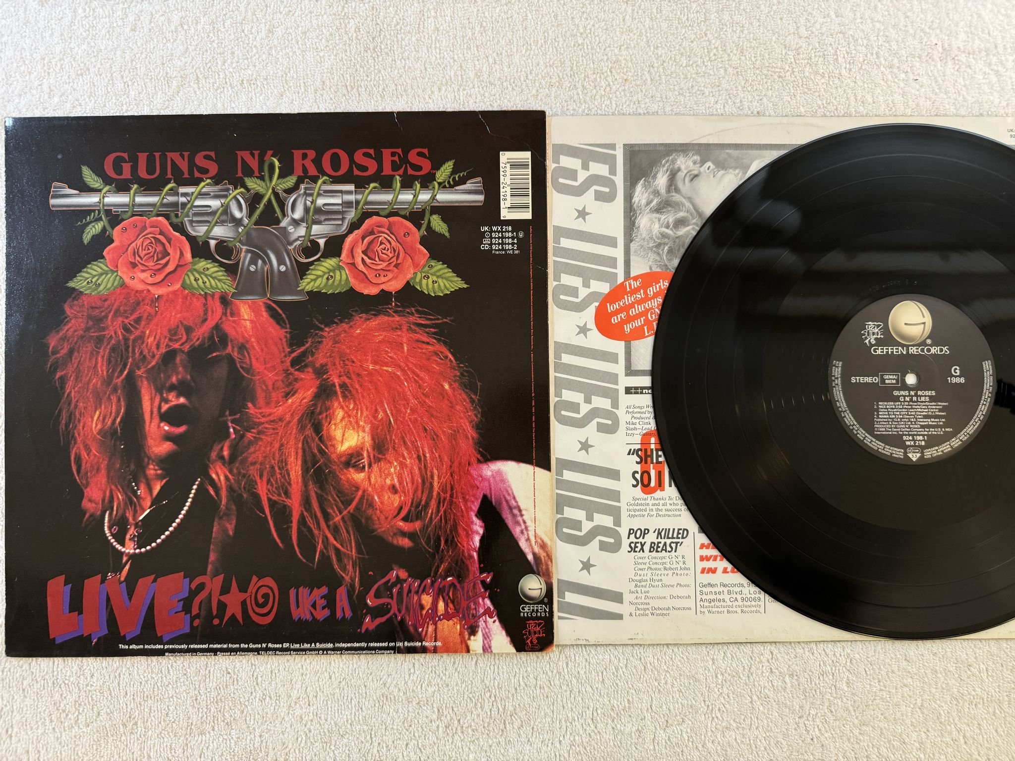 Omslagsbild för skivan GUNS N ROSES G n' R Lies LP -86 Ger GEFFEN 924 198-1 ** uncencored inner **