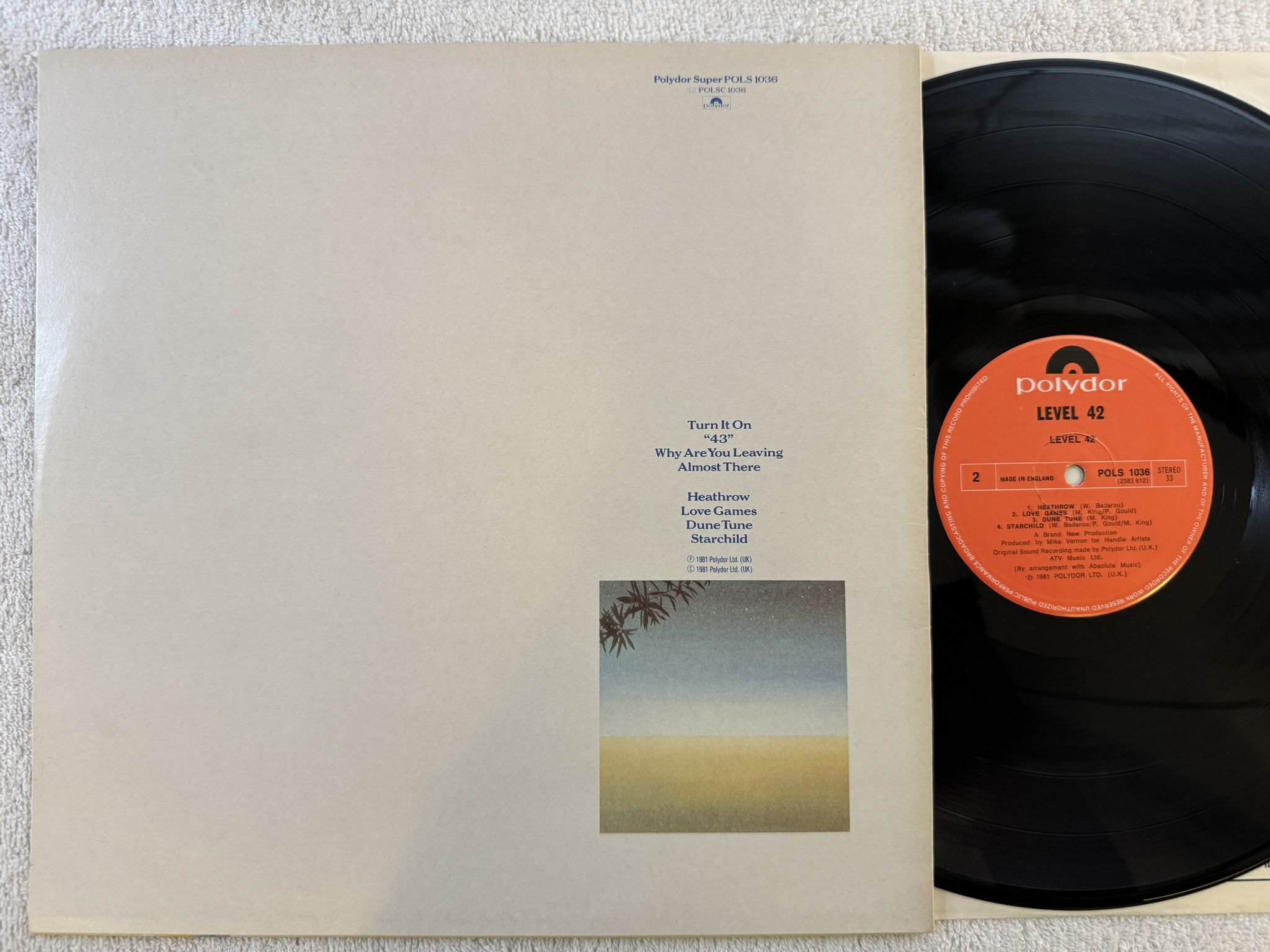 Omslagsbild för skivan LEVEL 42 s/t LP -81 UK POLYDOR POLS 1036