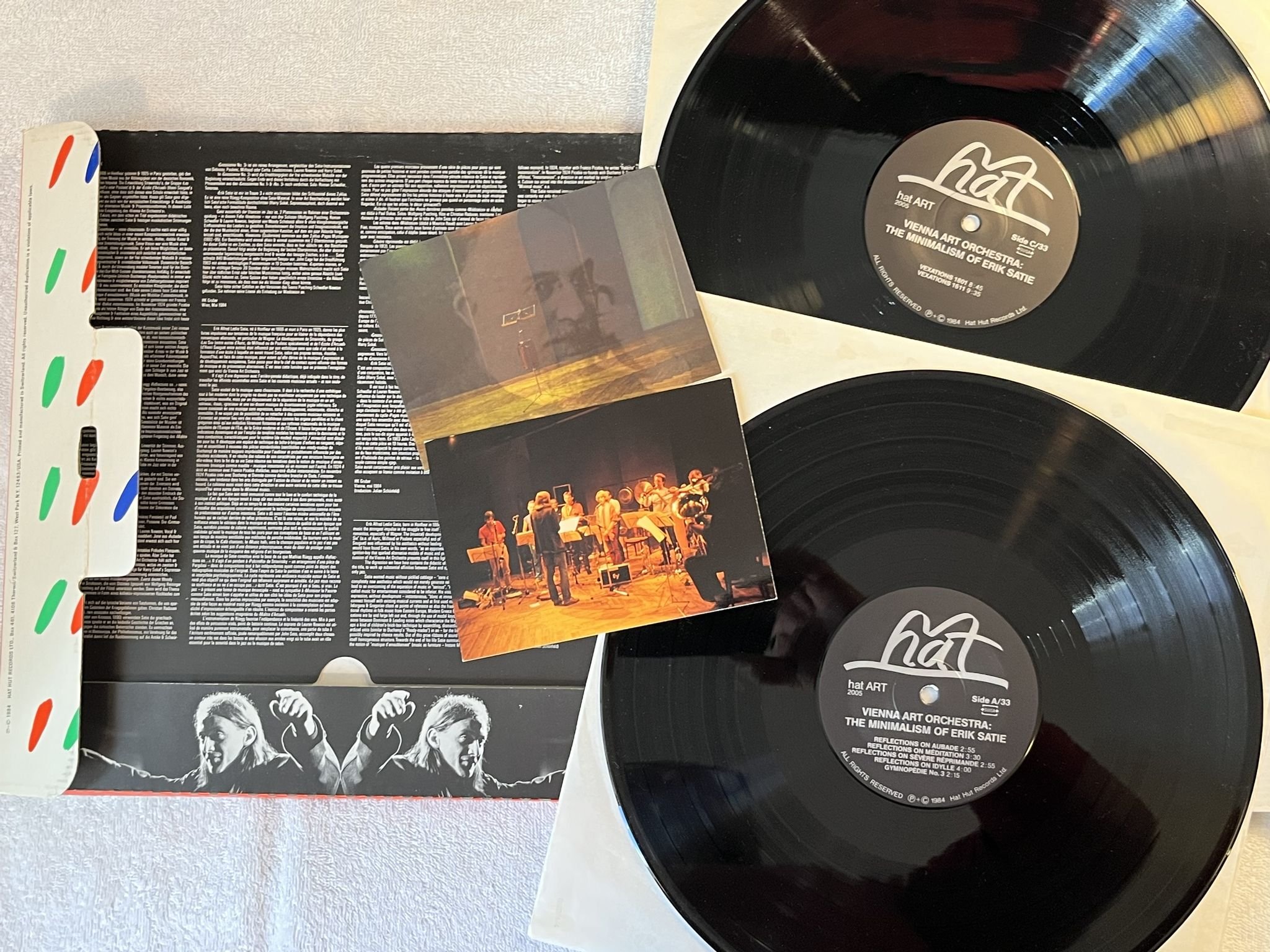 Omslagsbild för skivan VIENNA ART ORCHESTRA The Minimalism Of Erik Satie 2xLP box -84CH Hat Art 2005