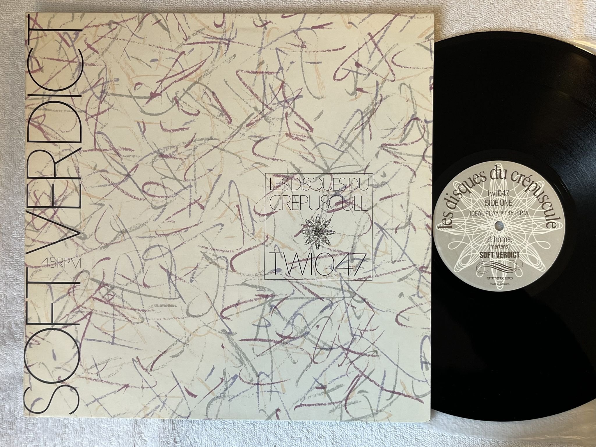 Omslagsbild för skivan SOFT VERDICT at home 12" -82 Belgium Les Disques du Crépuscule – twi047