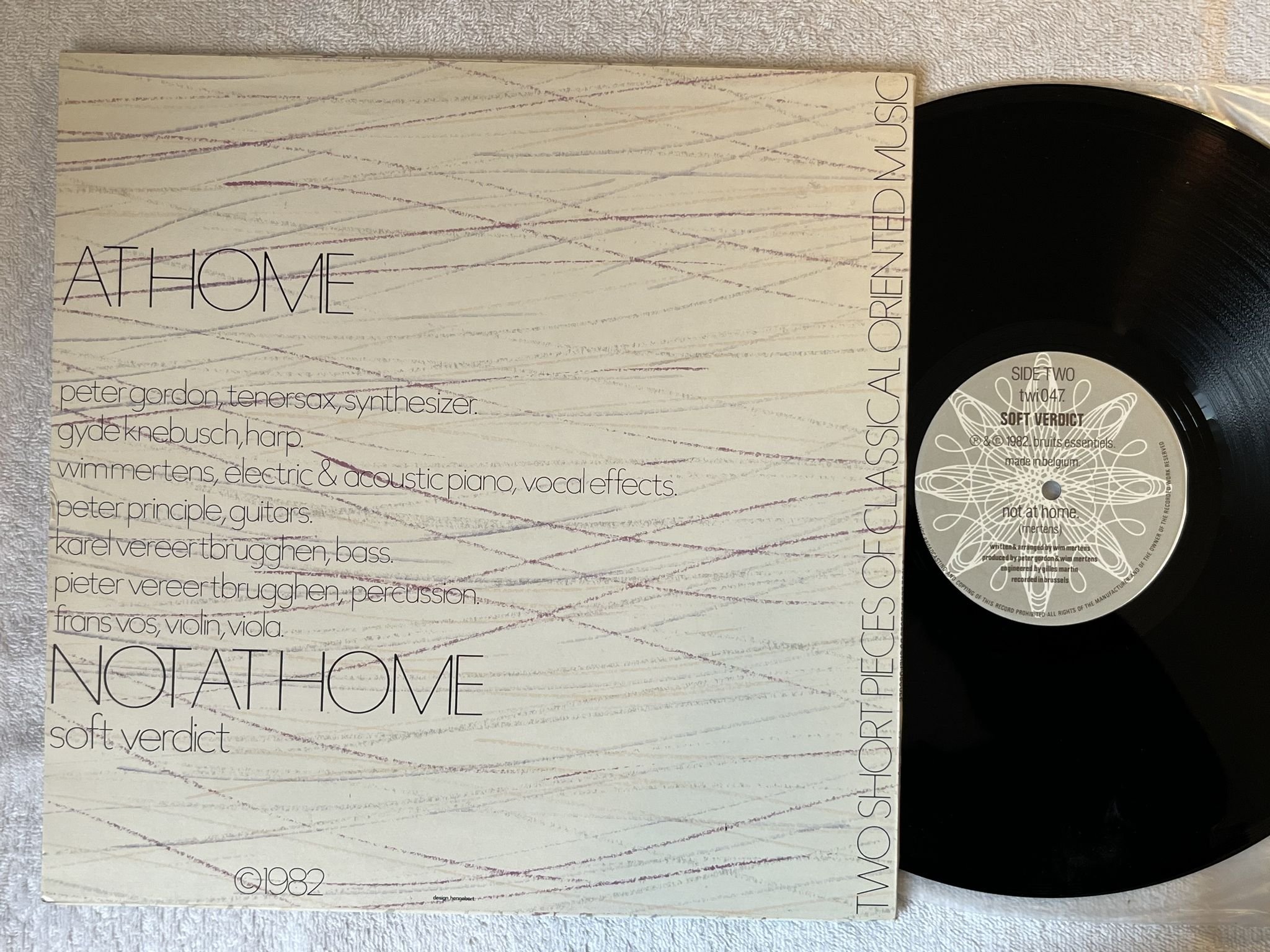 Omslagsbild för skivan SOFT VERDICT at home 12" -82 Belgium Les Disques du Crépuscule – twi047