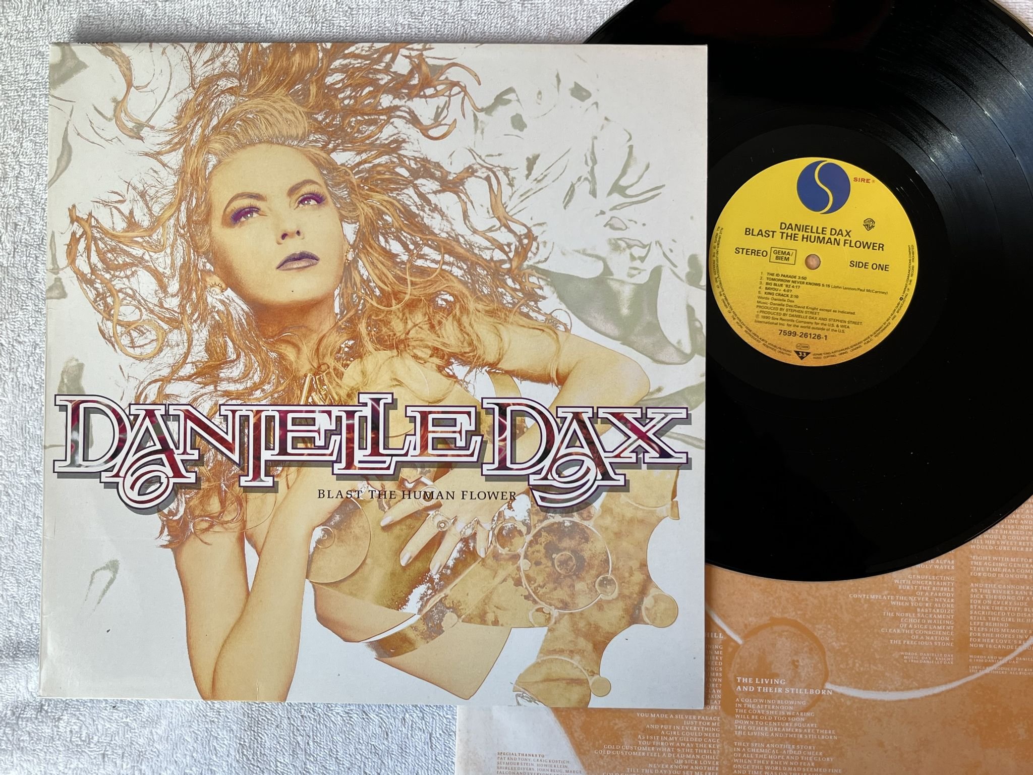 Omslagsbild för skivan DANIELLE DAX Blast The Human Flower LP -90 SIRE 7599 26126-1