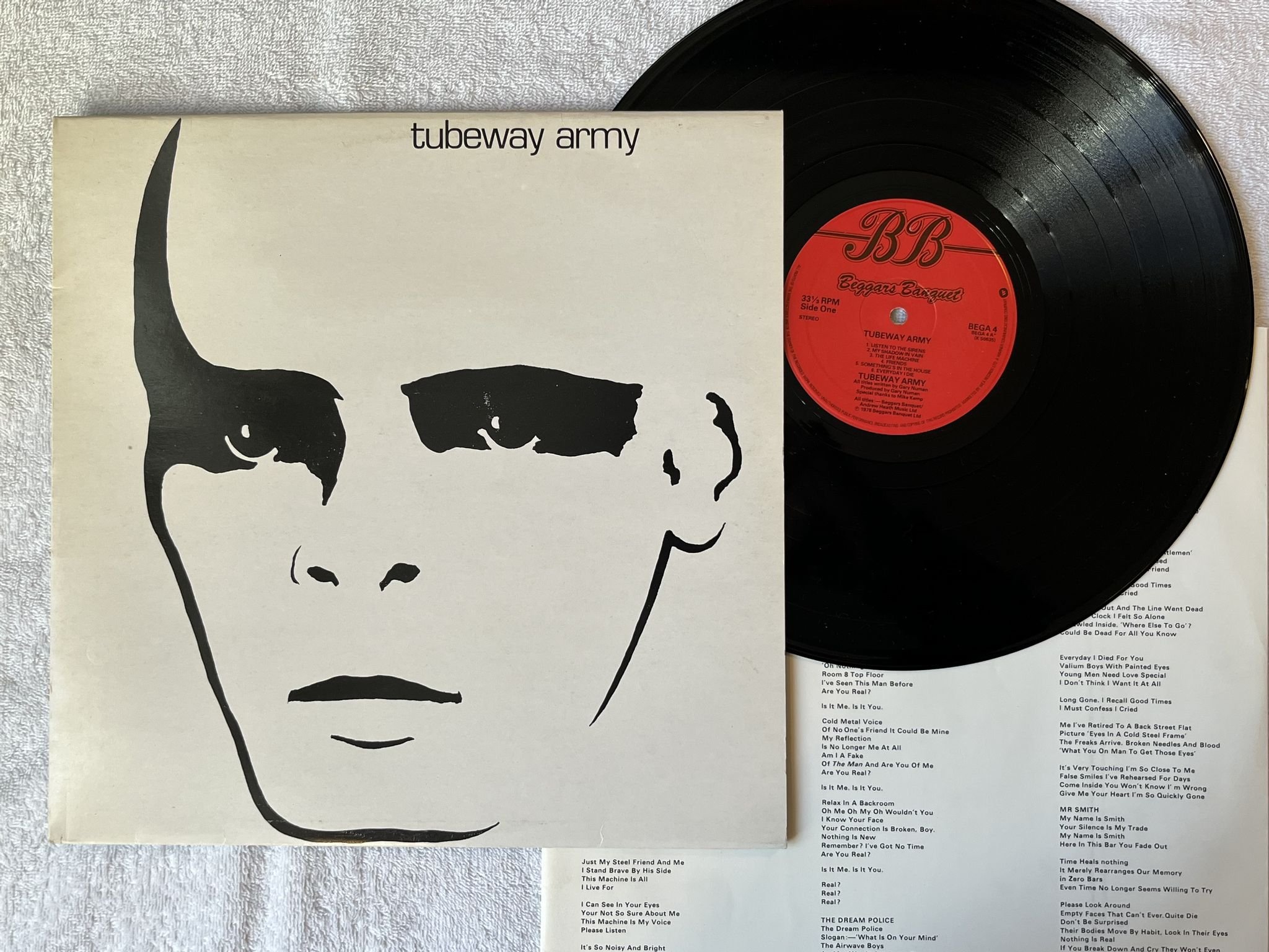 Omslagsbild för skivan TUBEWAY ARMY s/t LP -79 UK BEGGARS BENQUET BEGA 4