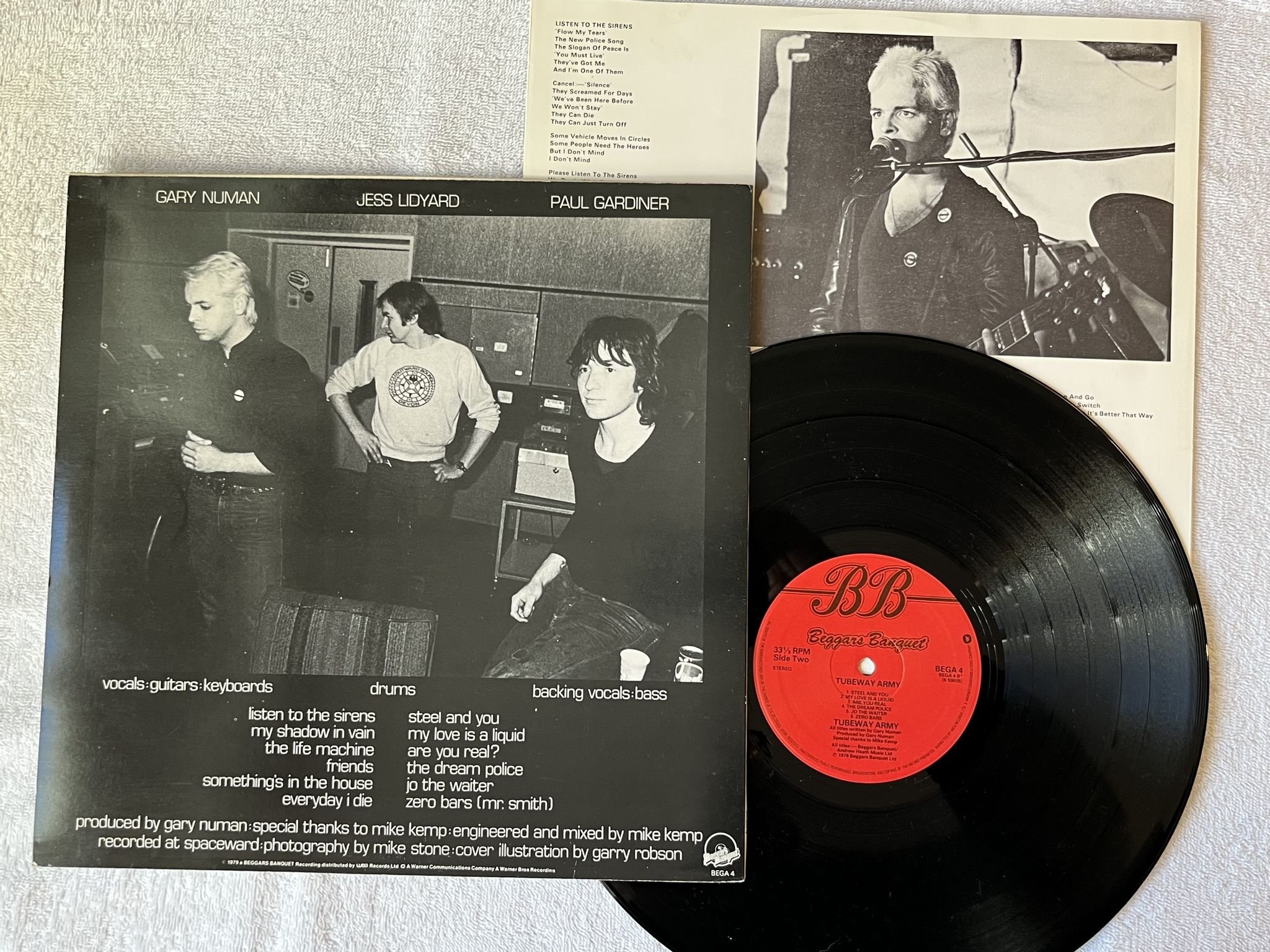 Omslagsbild för skivan TUBEWAY ARMY s/t LP -79 UK BEGGARS BENQUET BEGA 4