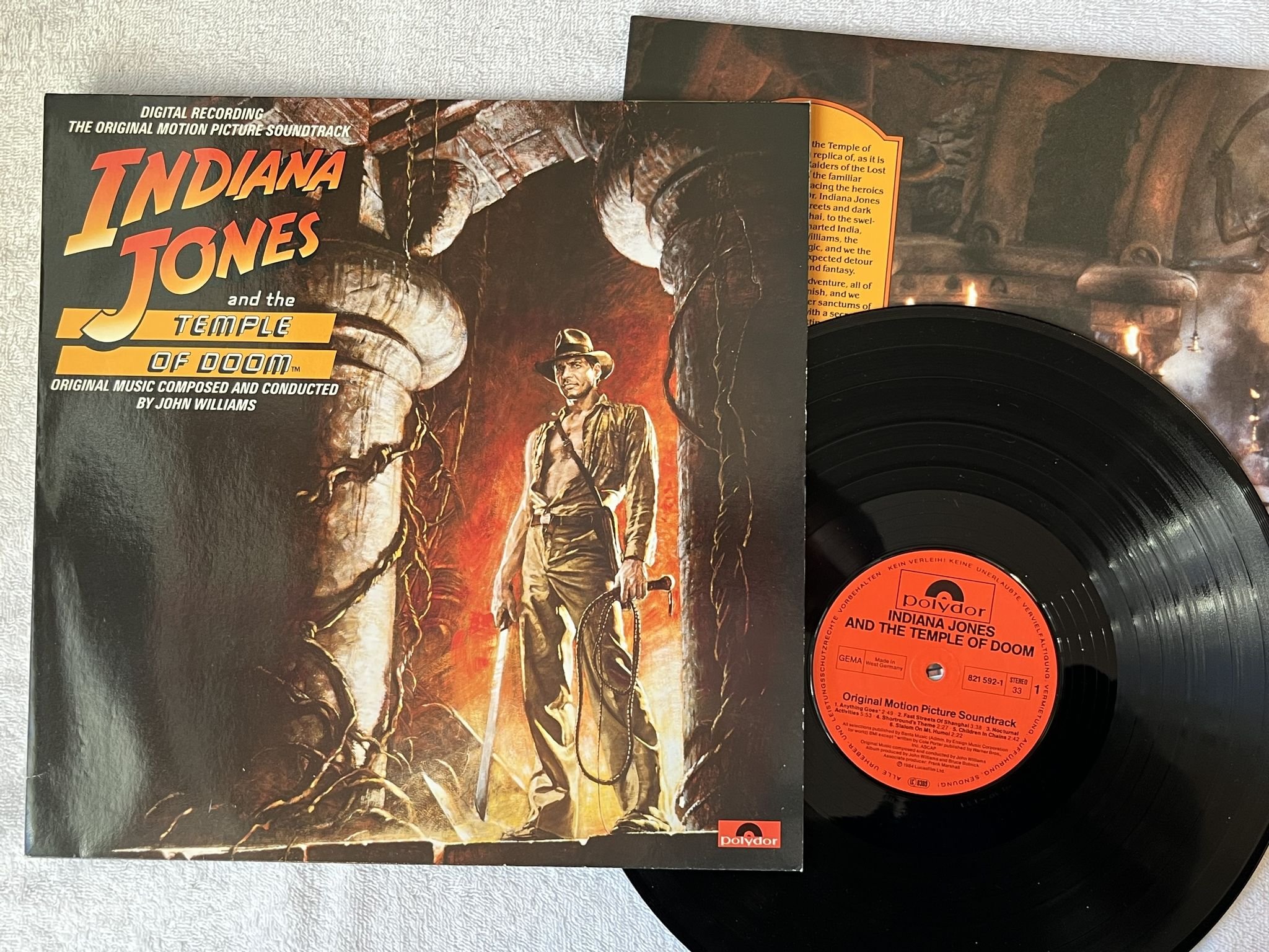 Omslagsbild för skivan JOHN WILLIAMS Indiana Jones And The Temple Of Doom LP -84 Ger POLYDOR 821 592-1