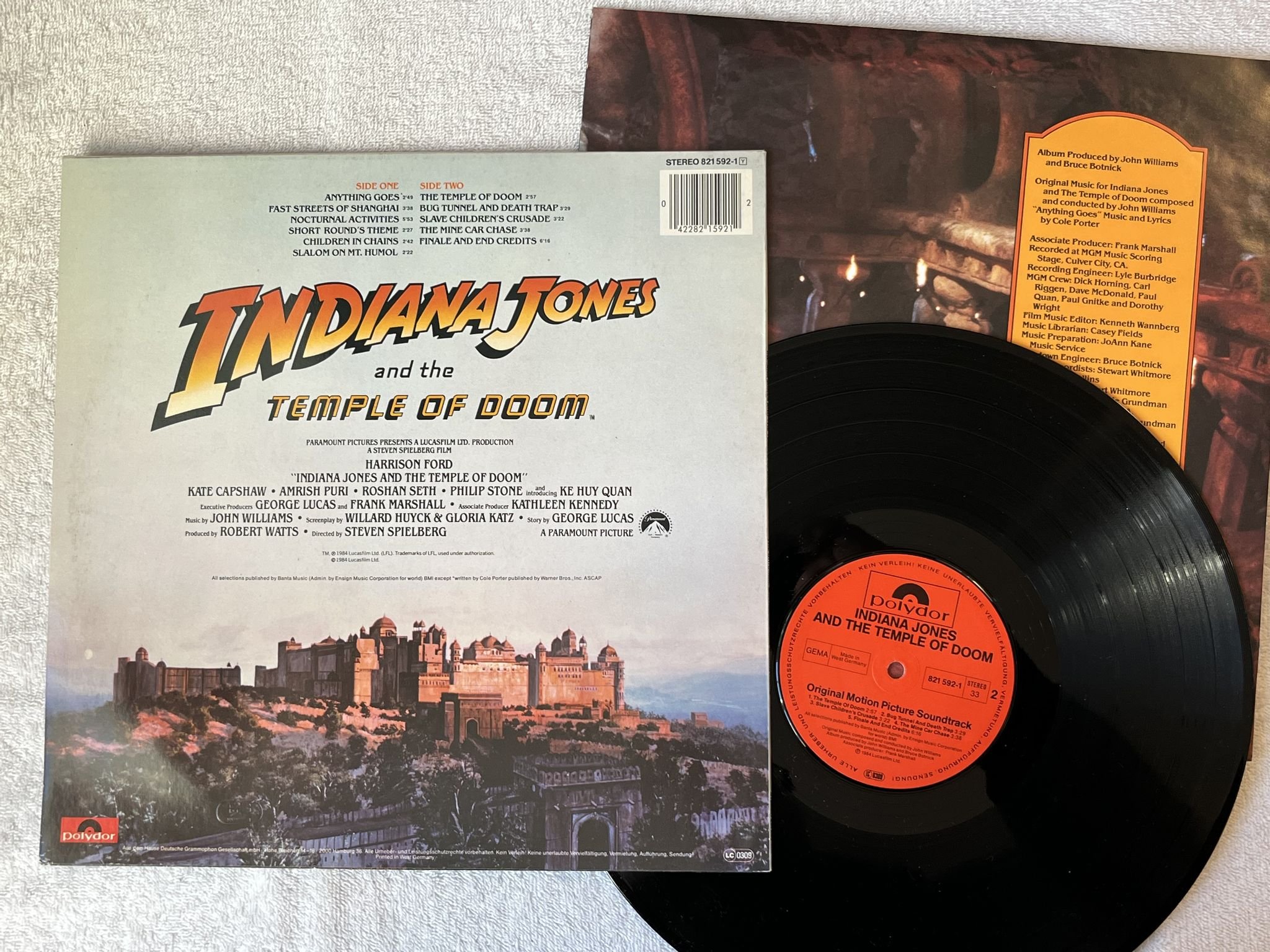 Omslagsbild för skivan JOHN WILLIAMS Indiana Jones And The Temple Of Doom LP -84 Ger POLYDOR 821 592-1