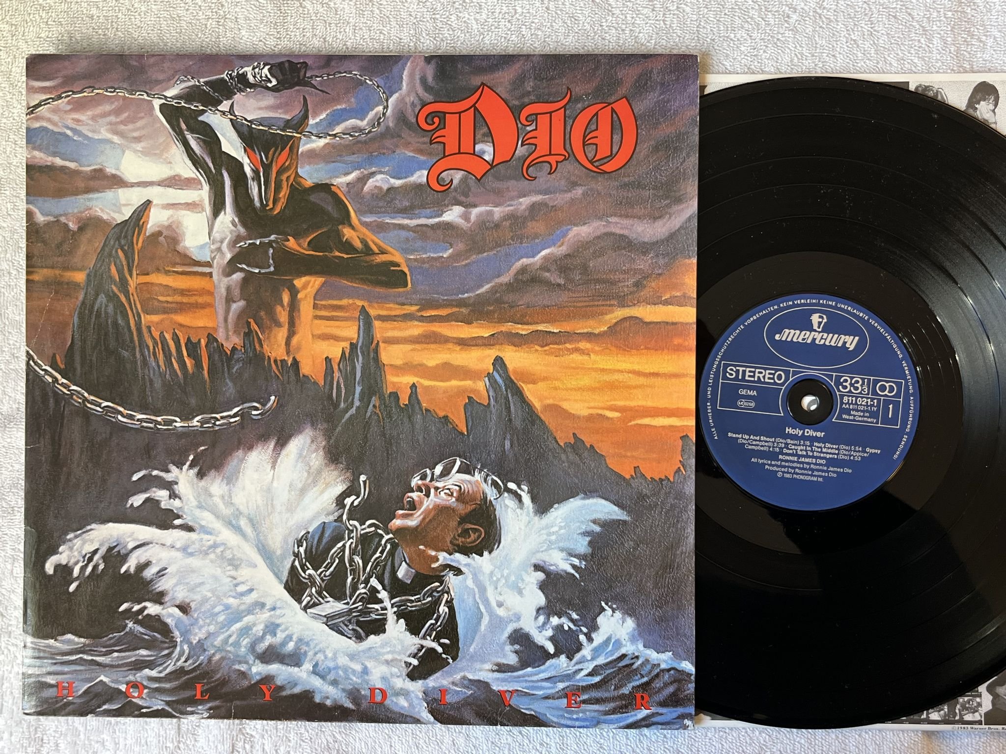 Omslagsbild för skivan DIO holy diver LP -83 Ger MERCURY 811021-1