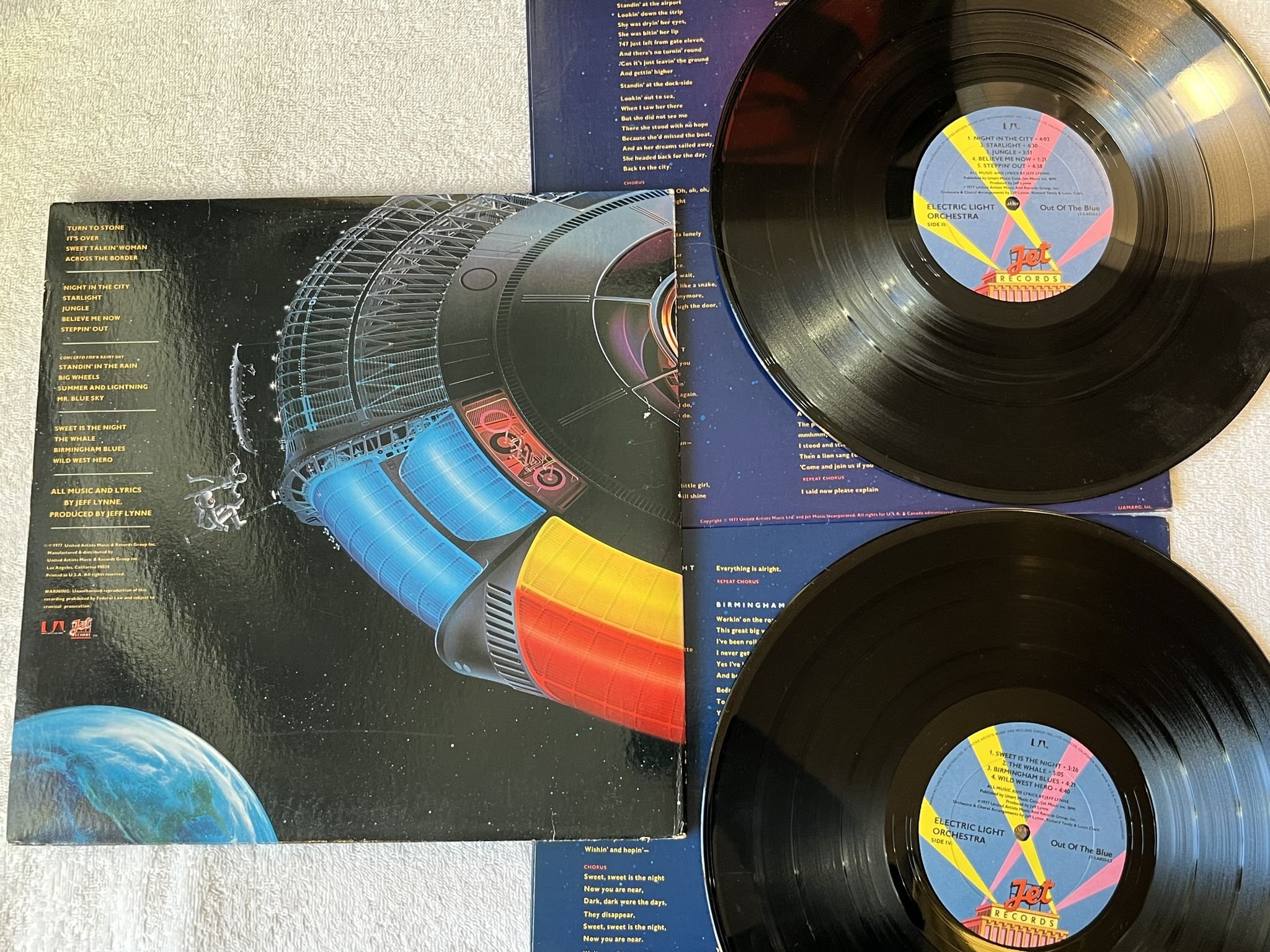 Omslagsbild för skivan ELECTRIC LIGHT ORCHESTRA out of the blue LP -77 US JET JT-LA823-L2