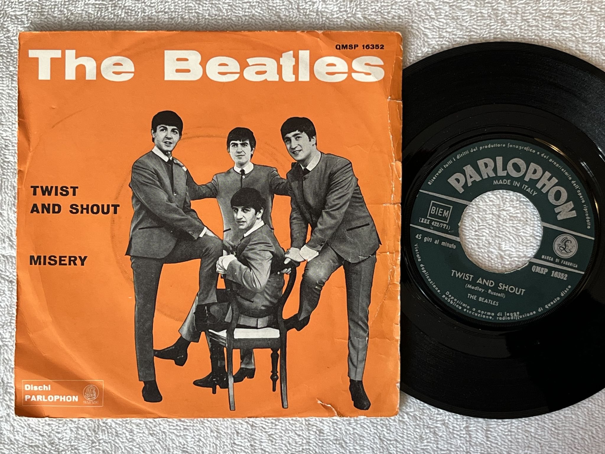 Omslagsbild för skivan THE BEATLES twist and shout 7" -64 Italy PARLOPHON QMSP 16352 ** Dark green **