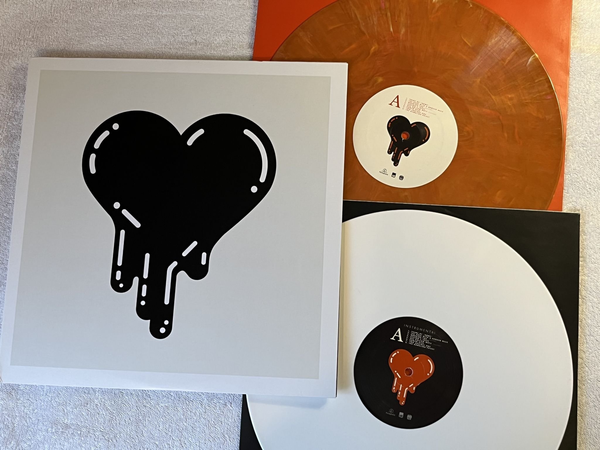 Omslagsbild för skivan Danger Mouse & Daniele Luppi – Rome 2xLP 2011 '*** ORANGE / WHITE VINYL ***