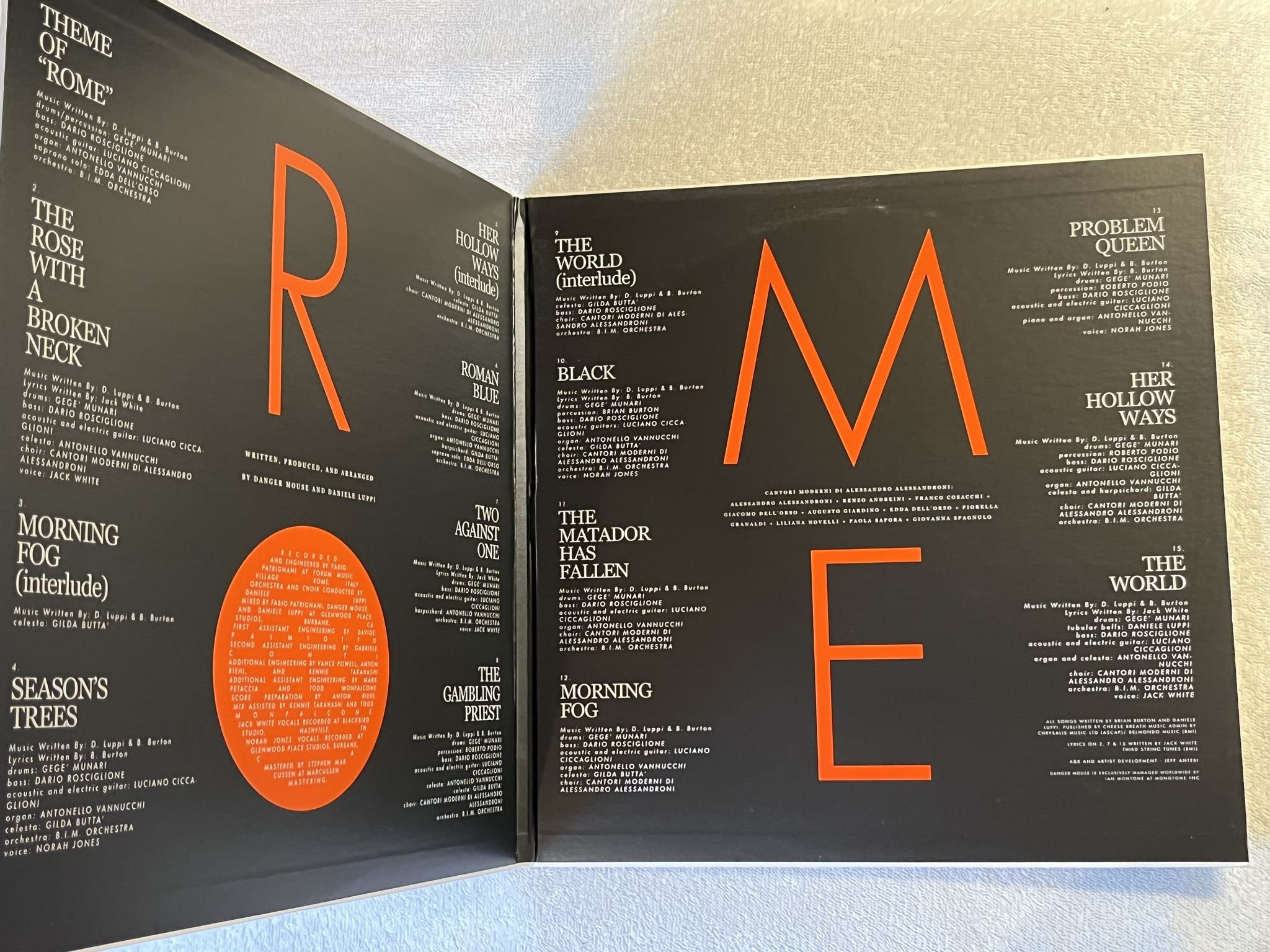 Omslagsbild för skivan Danger Mouse & Daniele Luppi – Rome 2xLP 2011 '*** ORANGE / WHITE VINYL ***