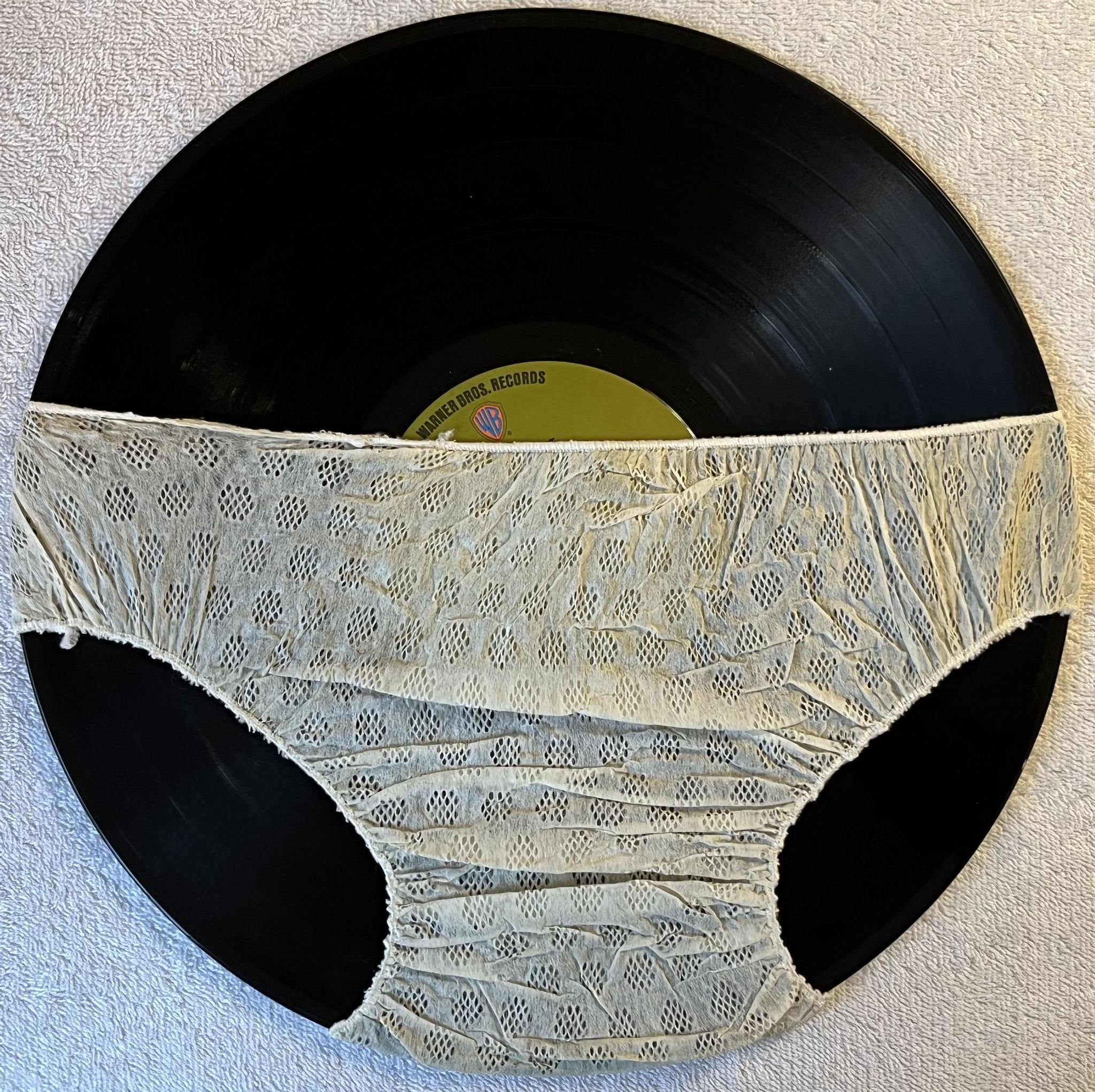 Omslagsbild för skivan ALICE COOPER school's out LP -72 US WARNER BROS BS 2623 *** WHITE PANTIES ***