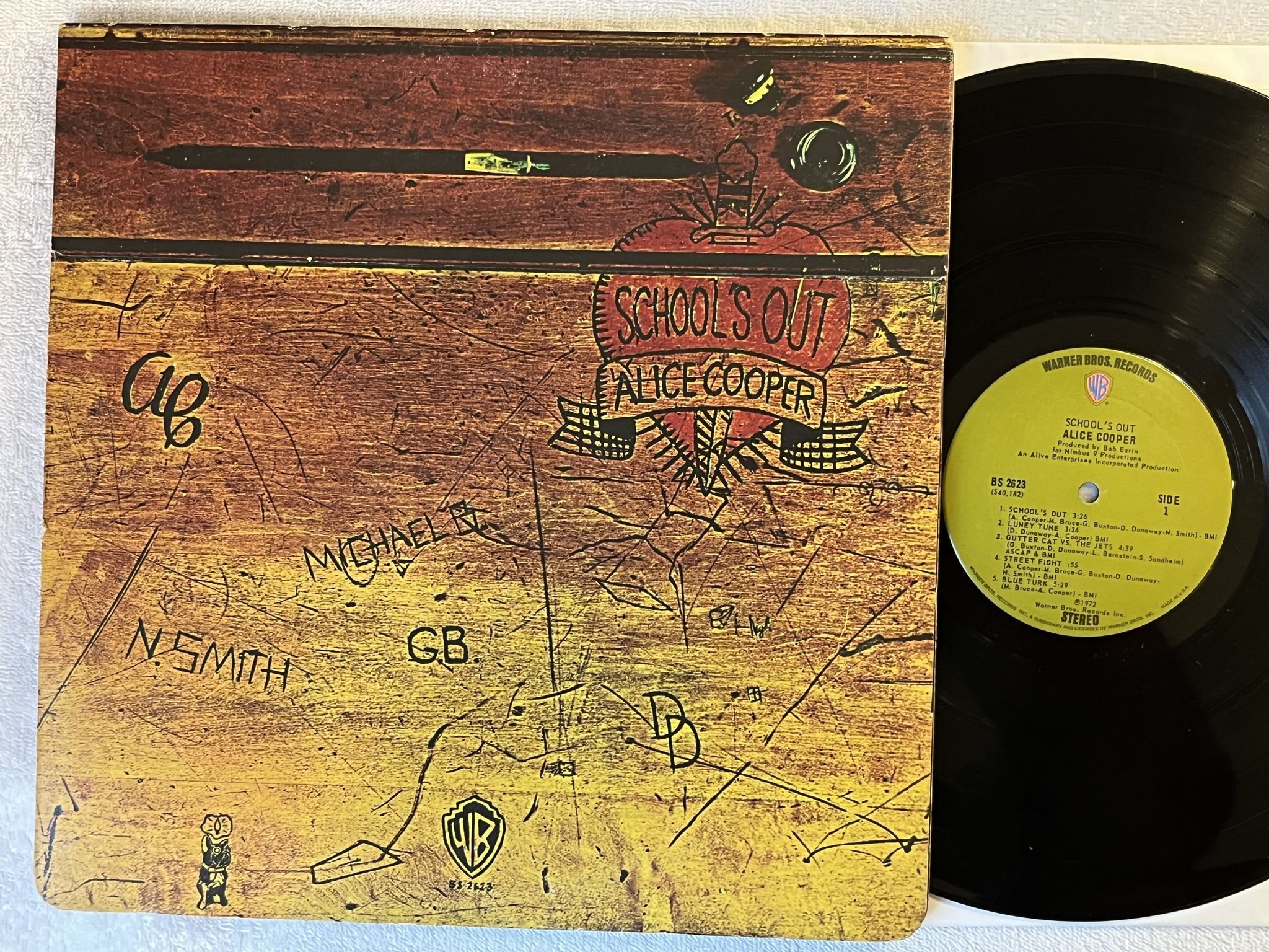 Omslagsbild för skivan ALICE COOPER school's out LP -72 US WARNER BROS BS 2623 *** WHITE PANTIES ***