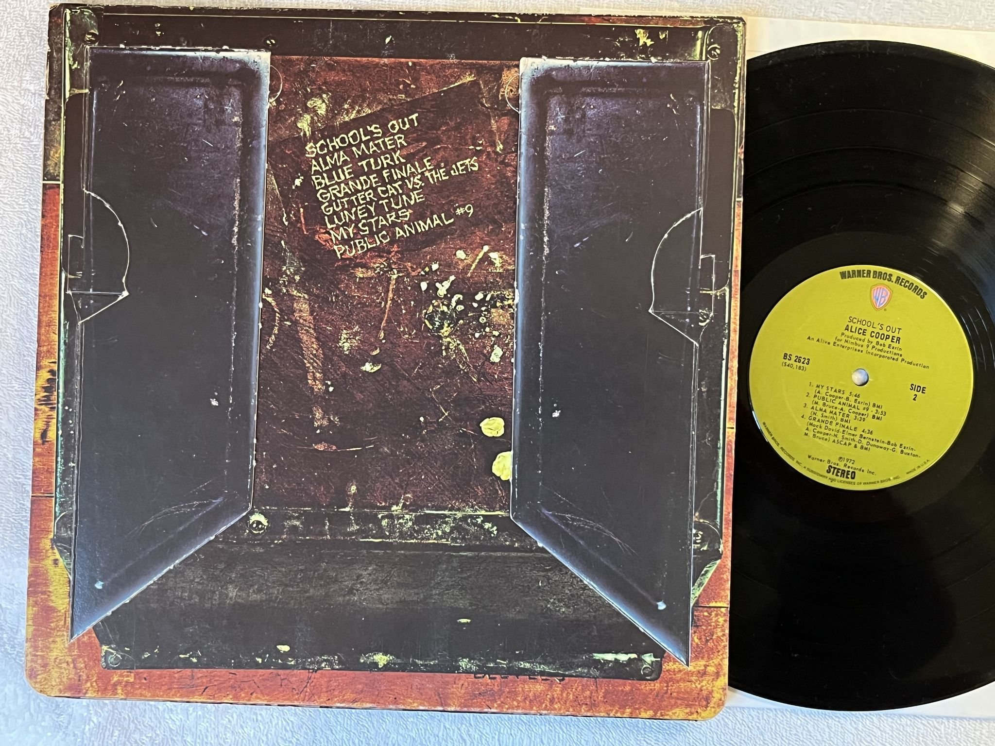 Omslagsbild för skivan ALICE COOPER school's out LP -72 US WARNER BROS BS 2623 *** WHITE PANTIES ***