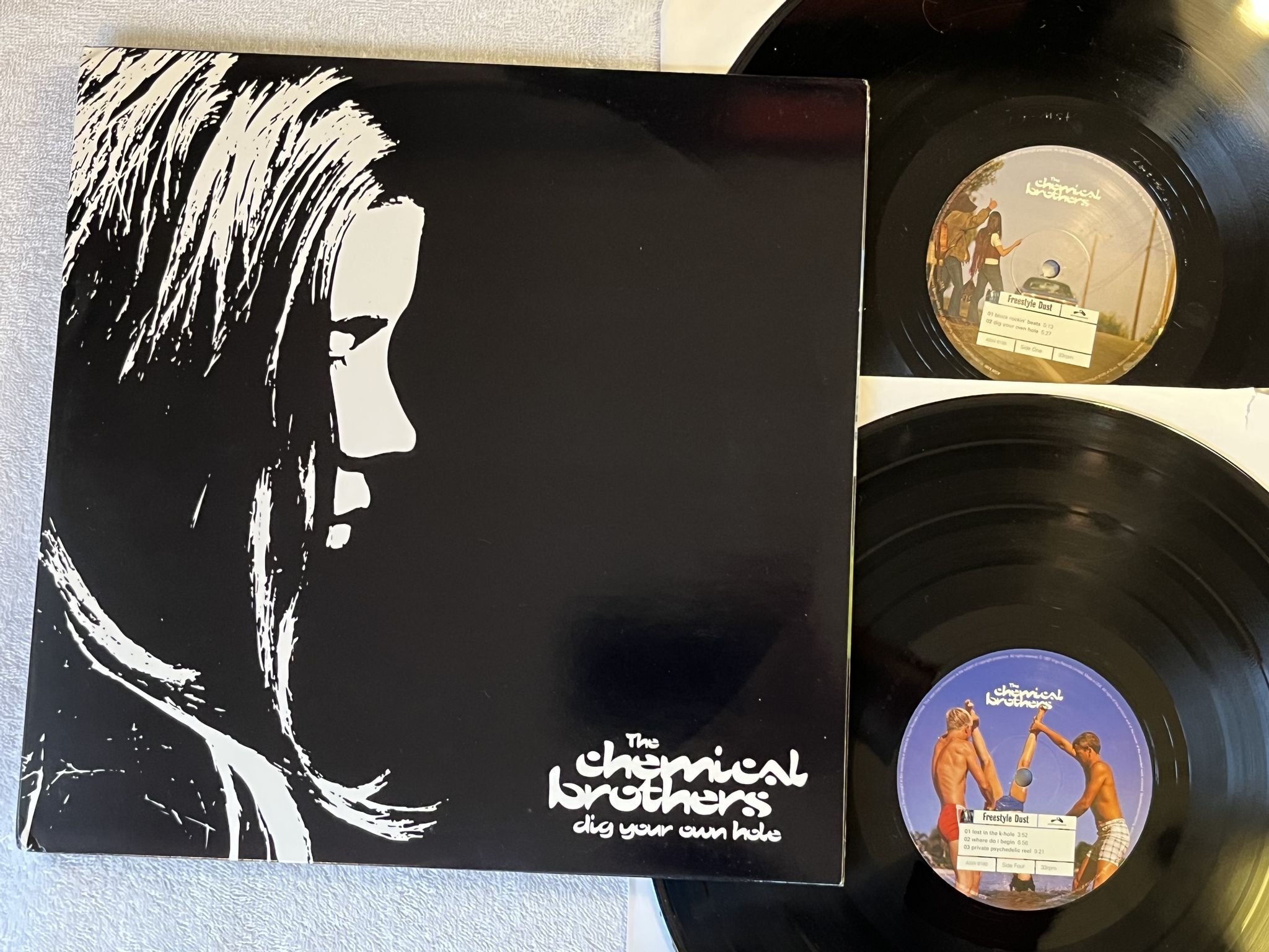 Omslagsbild för skivan THE CHEMICAL BROTHERS dig your own hole 2xLP -97 US ASTRALWERKS ASW 6180