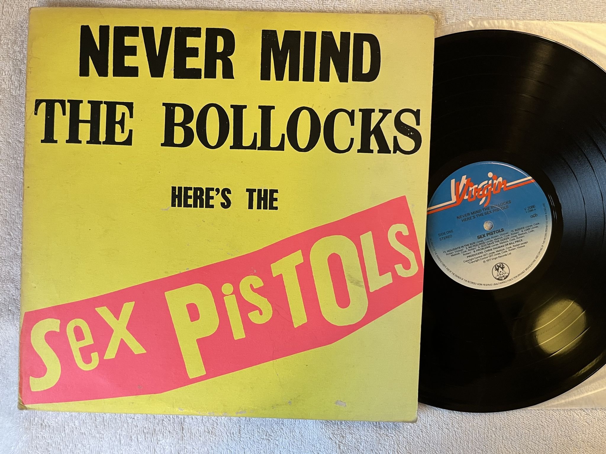 Omslagsbild för skivan SEX PISTOLS never mind the bollocks LP -77 ncb VIRGIN V 2086 *** BLANK BACK ***