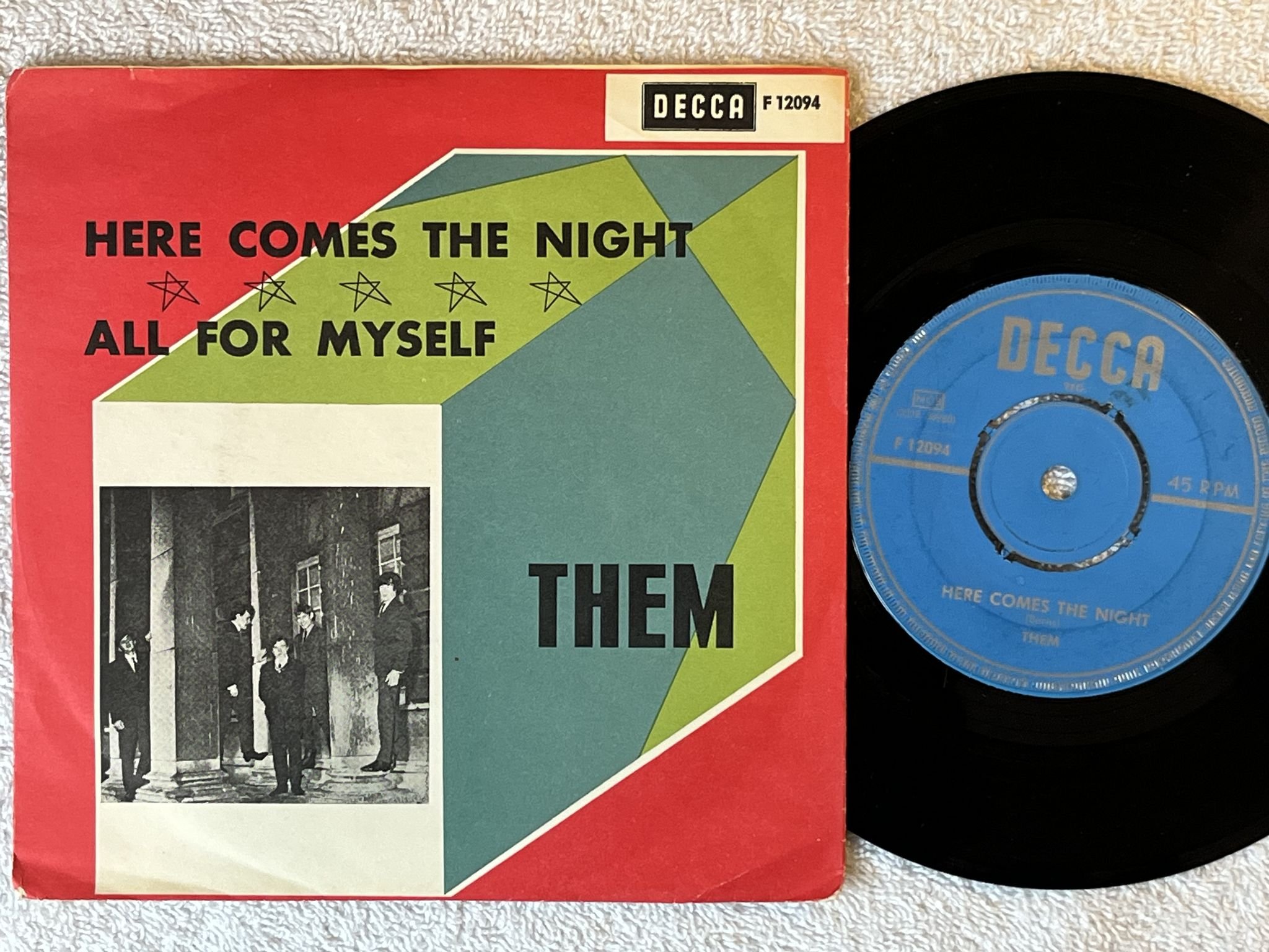 Omslagsbild för skivan THEM Here Comes The Night 7" -65 ncb DECCA F 12094