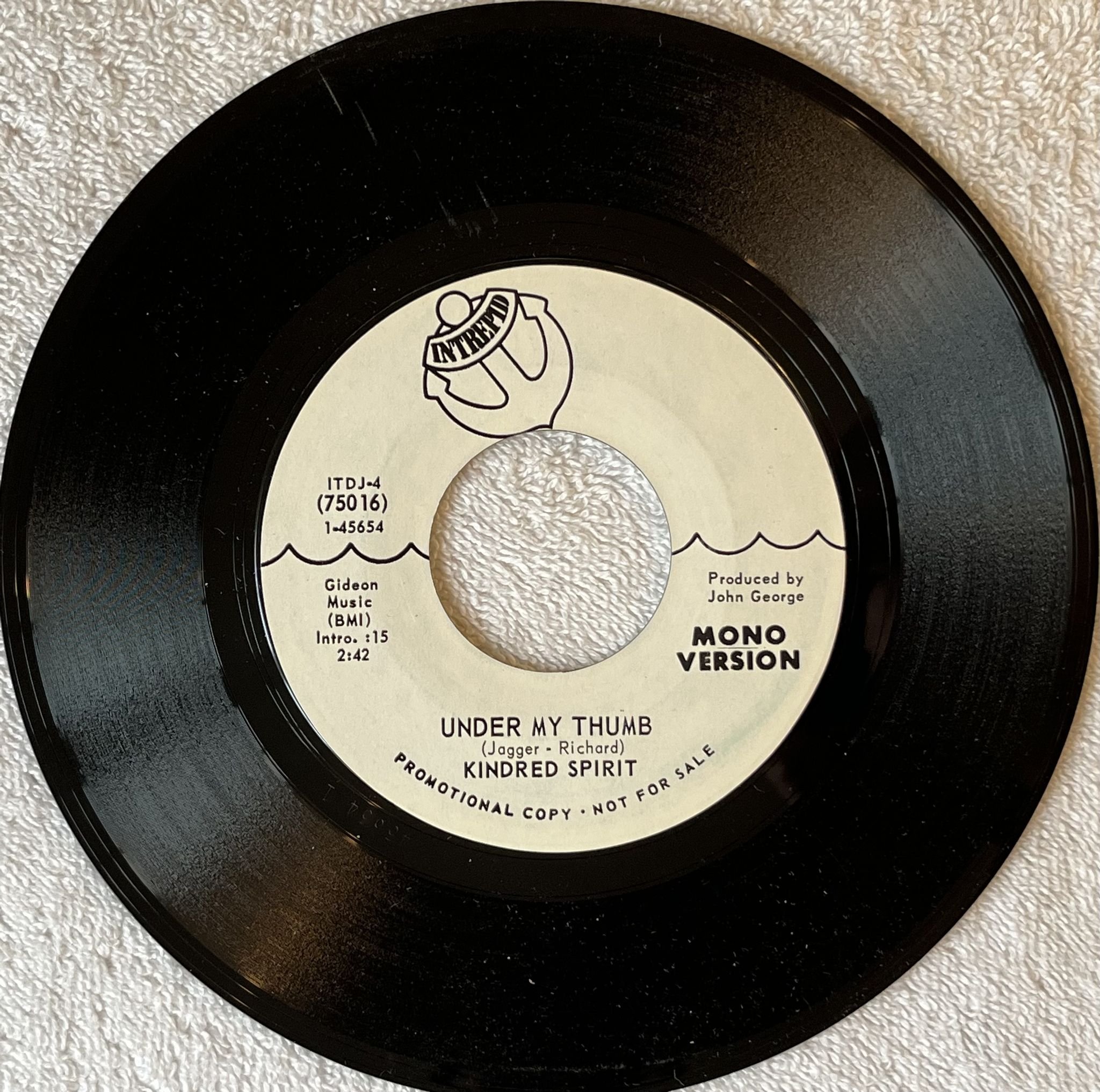 Omslagsbild för skivan KINDRED SPIRIT Under My Thumb 7" -69 US INTREPID 75016 ** GARAGE ROCK **