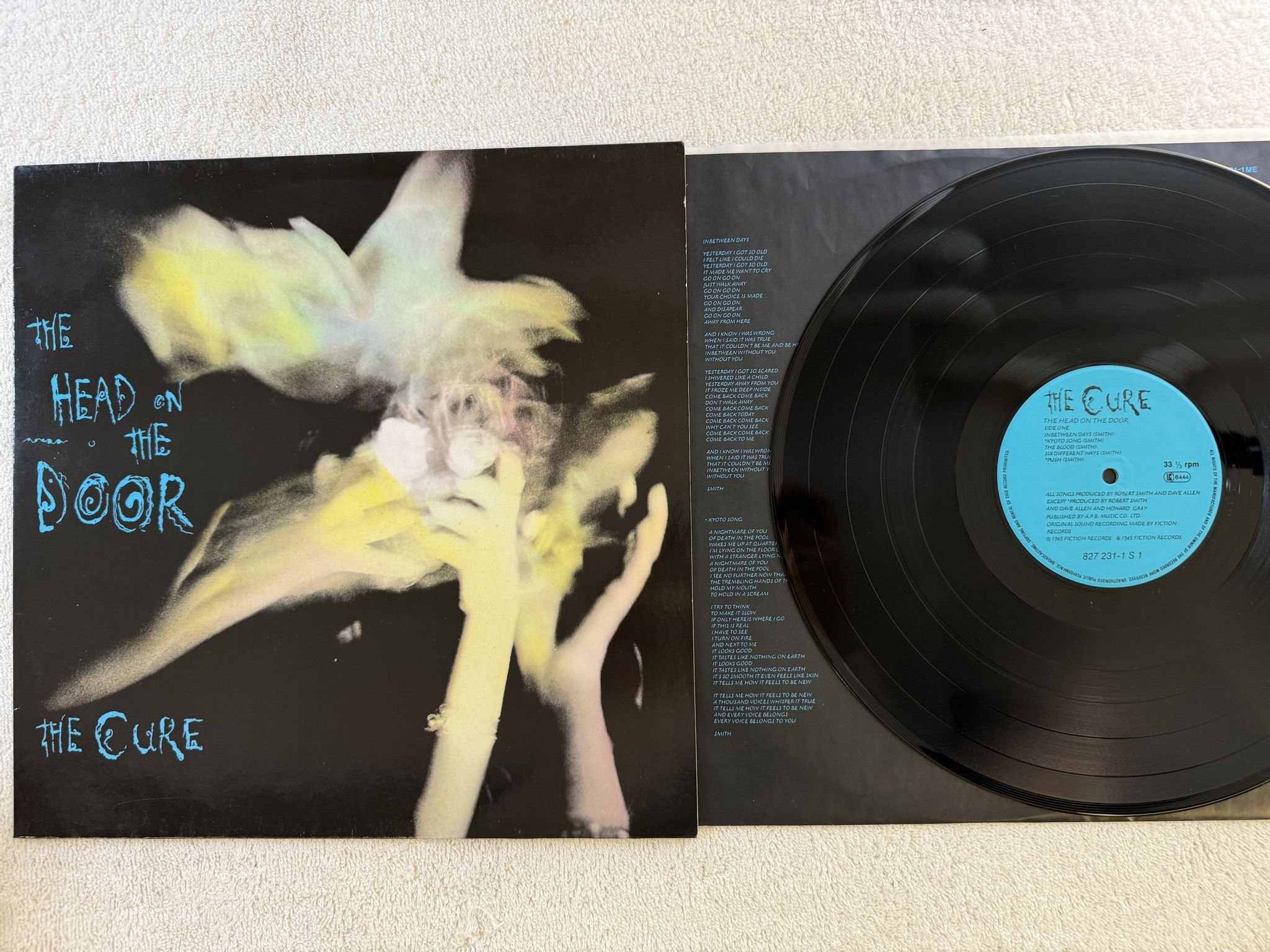 Omslagsbild för skivan THE CURE the head on the door LP -85 Ger FICTION 827231-1