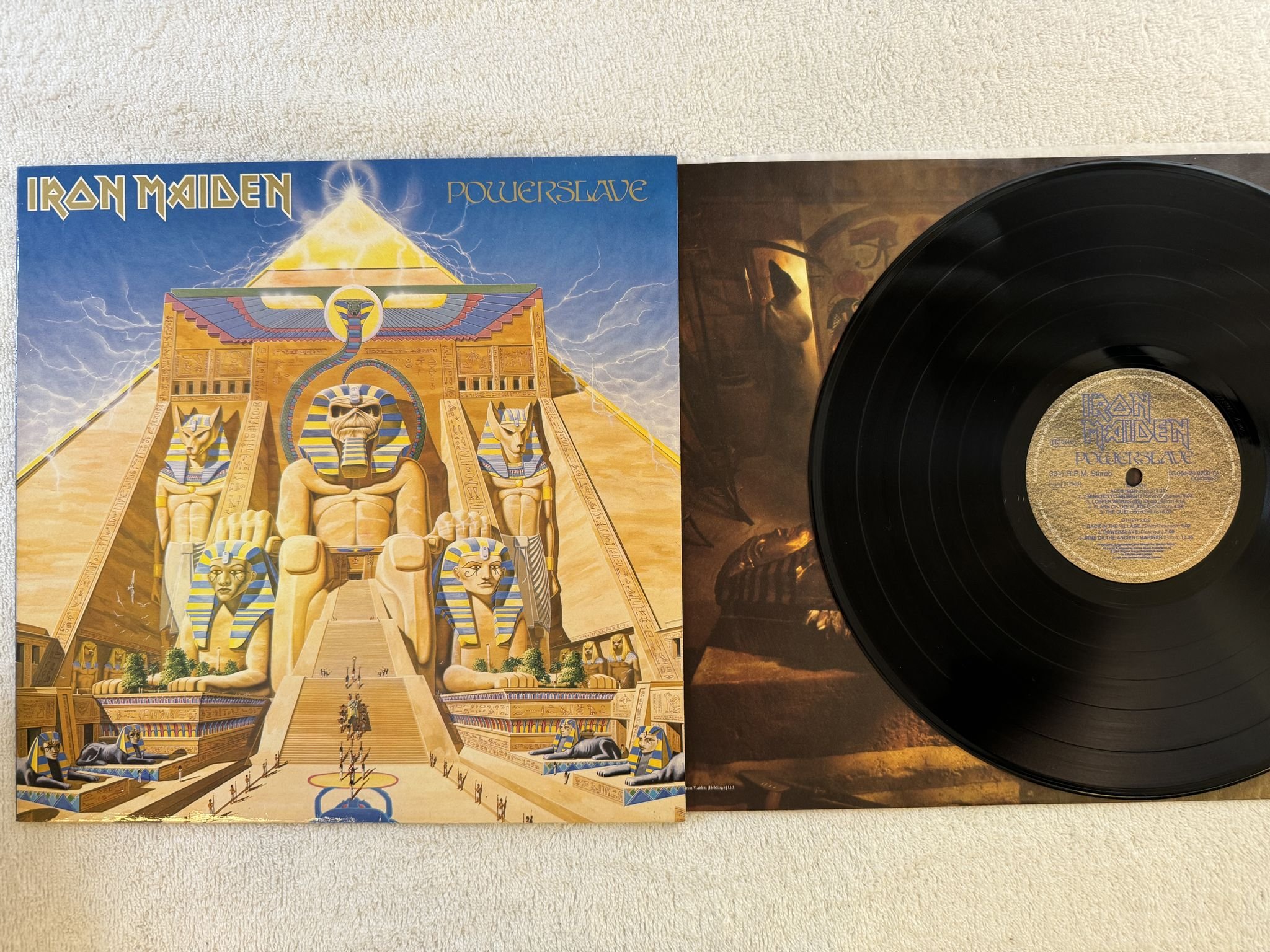 Omslagsbild för skivan IRON MAIDEN powerslave LP -84 EMI 1C 064 24 0200 1