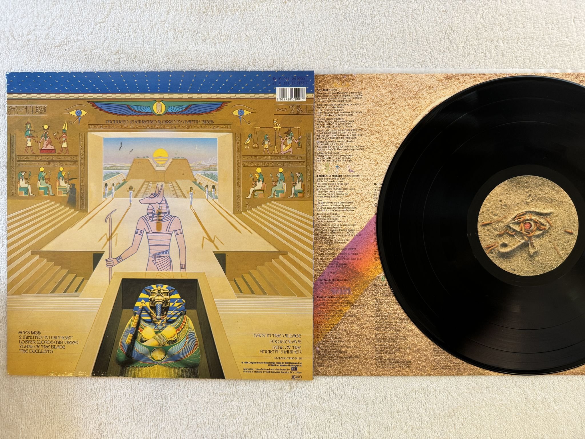 Omslagsbild för skivan IRON MAIDEN powerslave LP -84 EMI 1C 064 24 0200 1