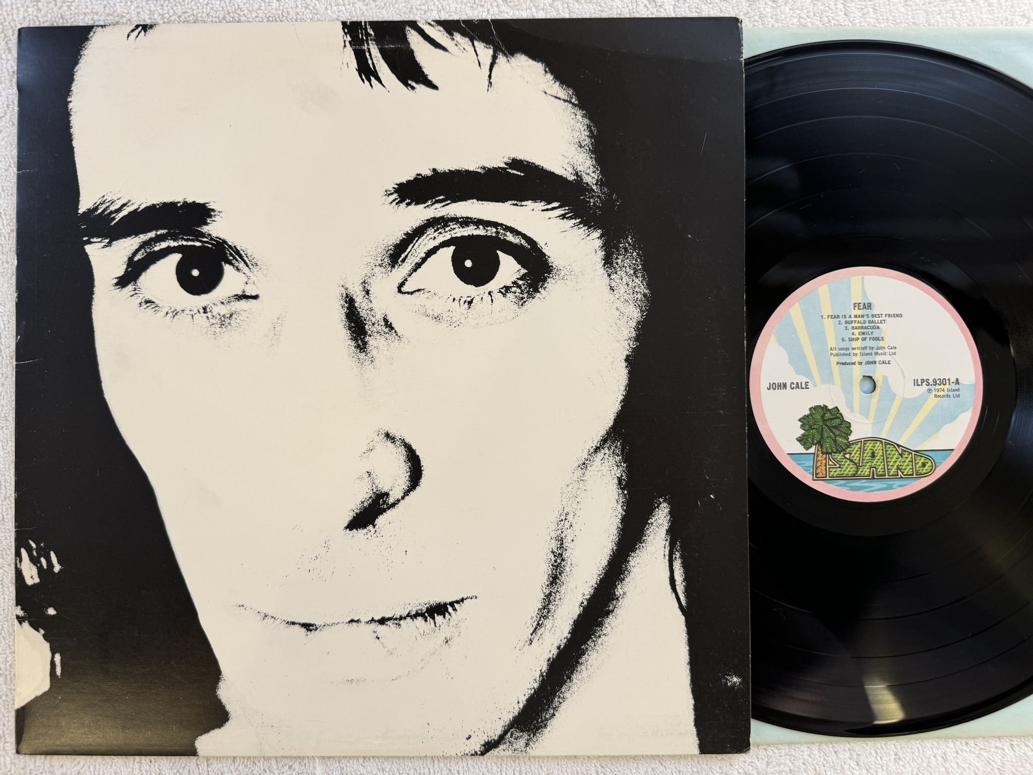Omslagsbild för skivan JOHN CALE fear LP -74 UK ISLAND ILPS 9301