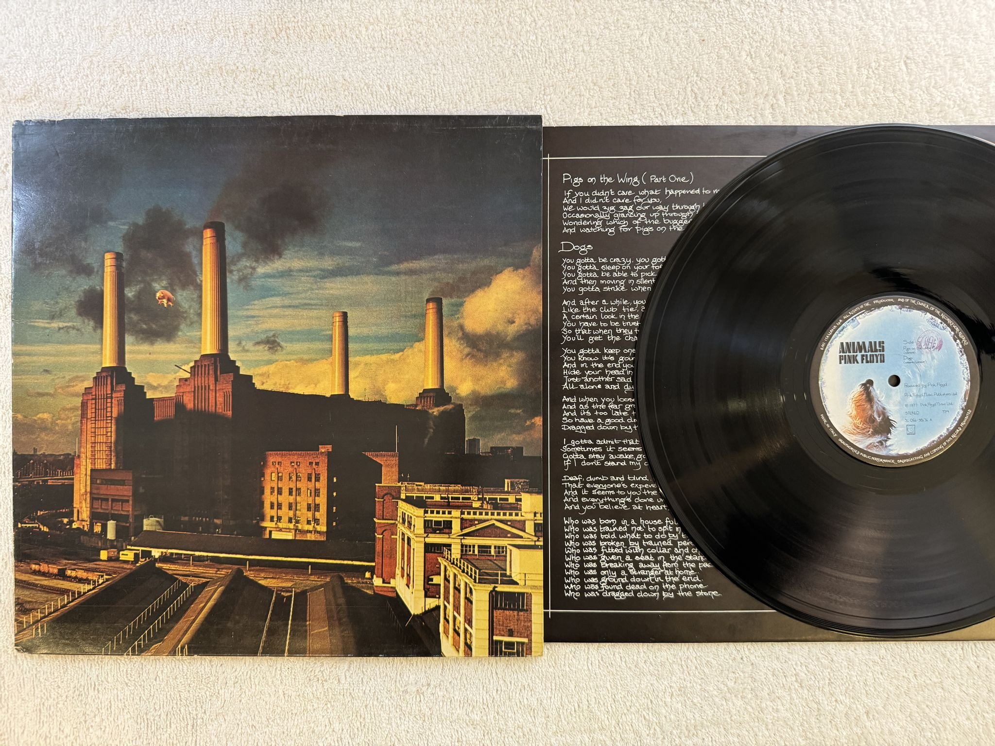 Omslagsbild för skivan PINK FLOYD animals LP -77 Ita HARBVEST 3C 064-98434