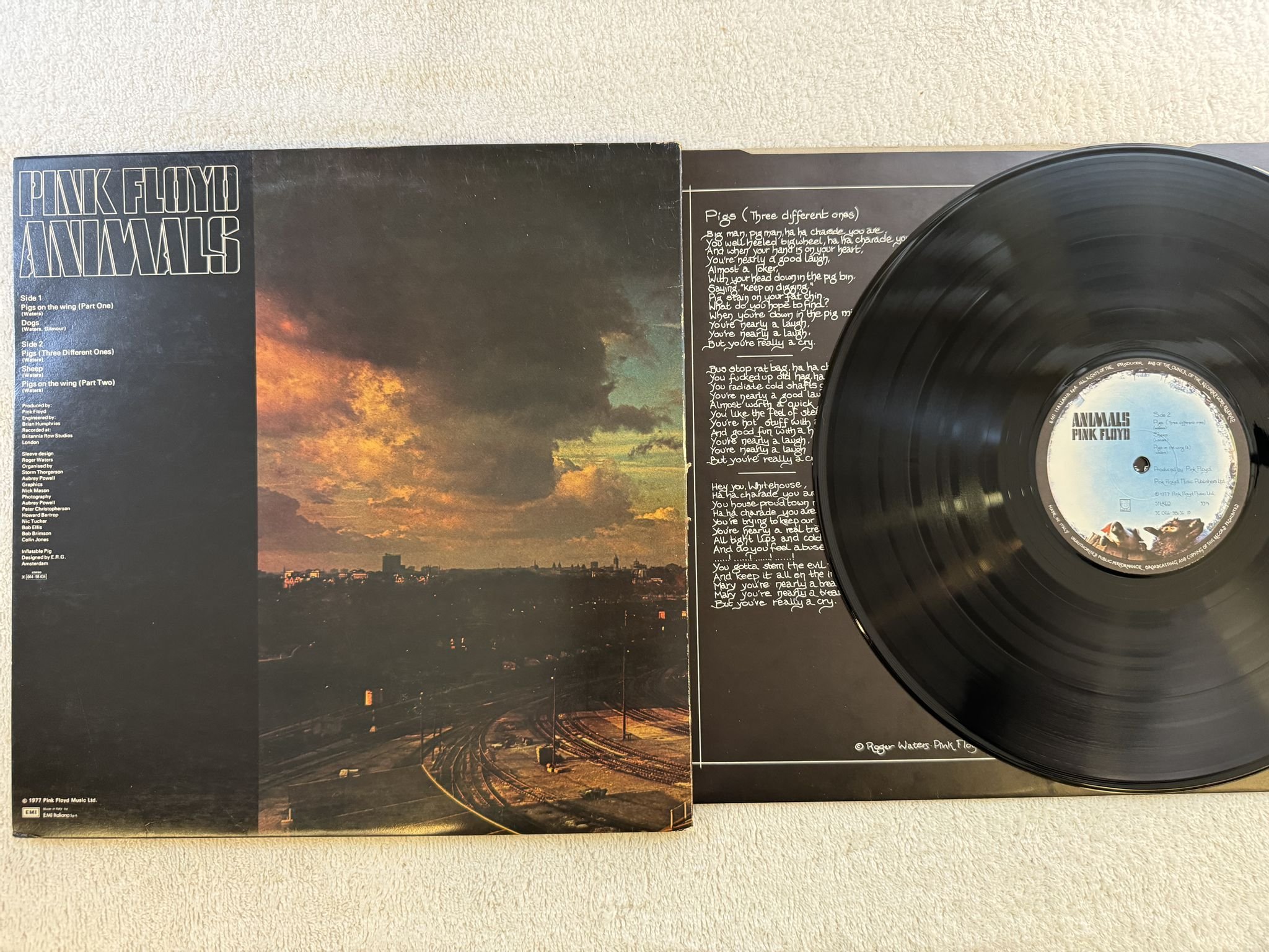 Omslagsbild för skivan PINK FLOYD animals LP -77 Ita HARBVEST 3C 064-98434