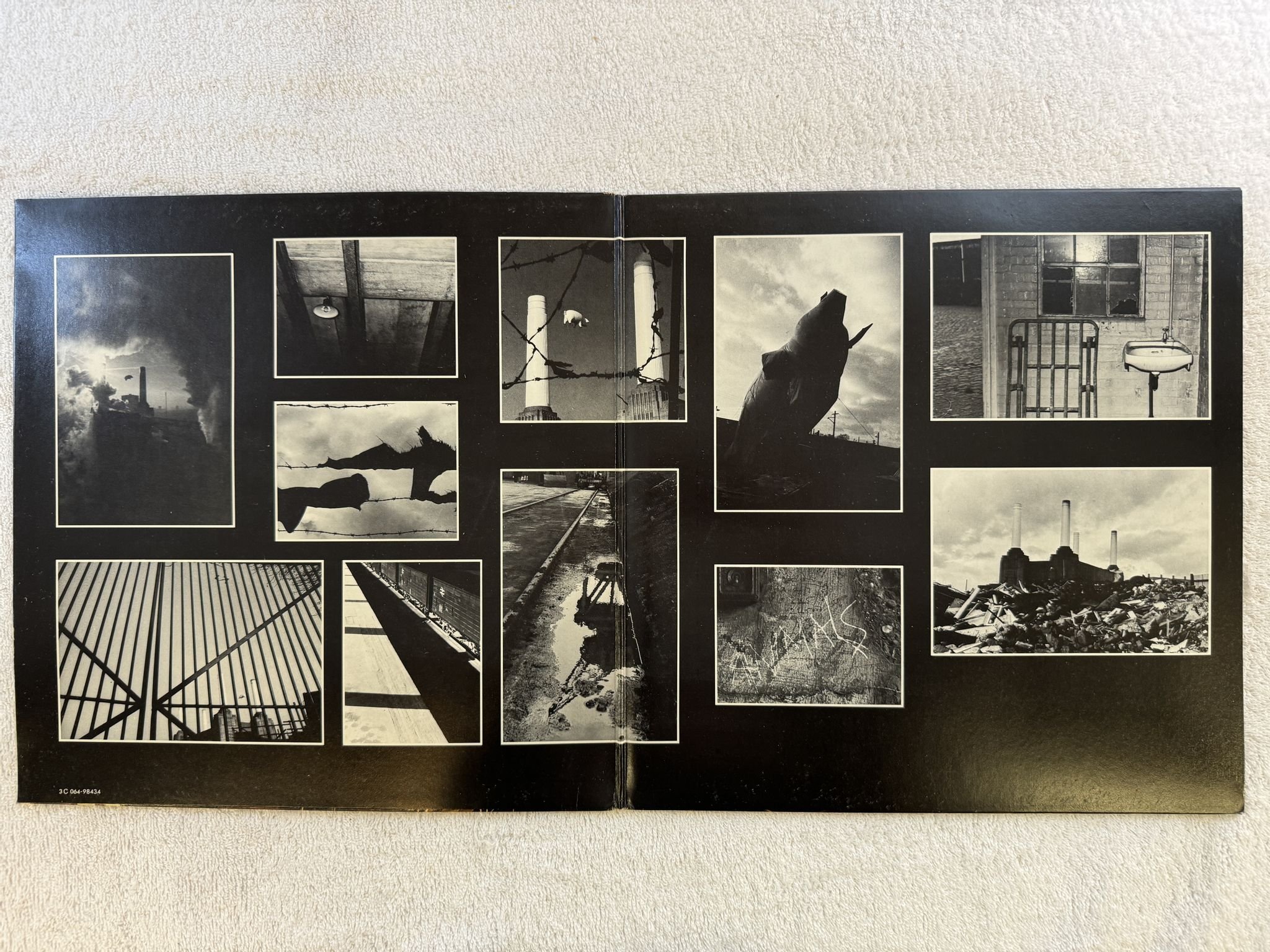 Omslagsbild för skivan PINK FLOYD animals LP -77 Ita HARBVEST 3C 064-98434