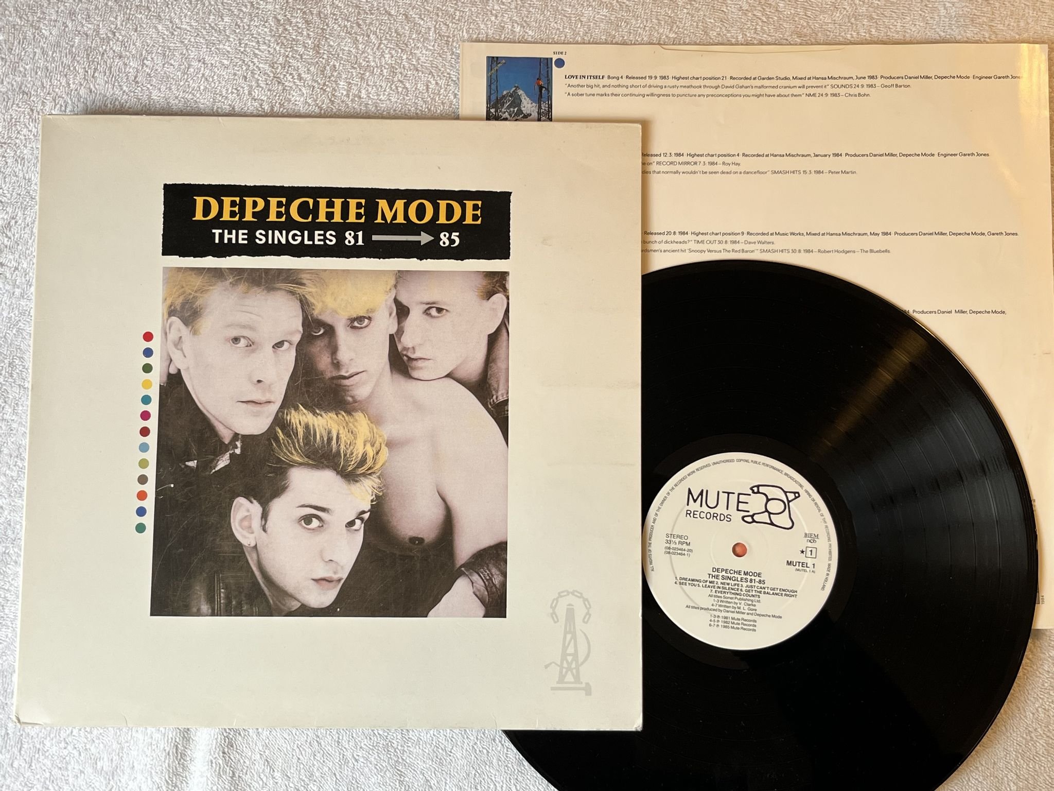 Omslagsbild för skivan DEPECHE MODE the singles 81-85 LP -85 ncb MUTE MUTEL 1