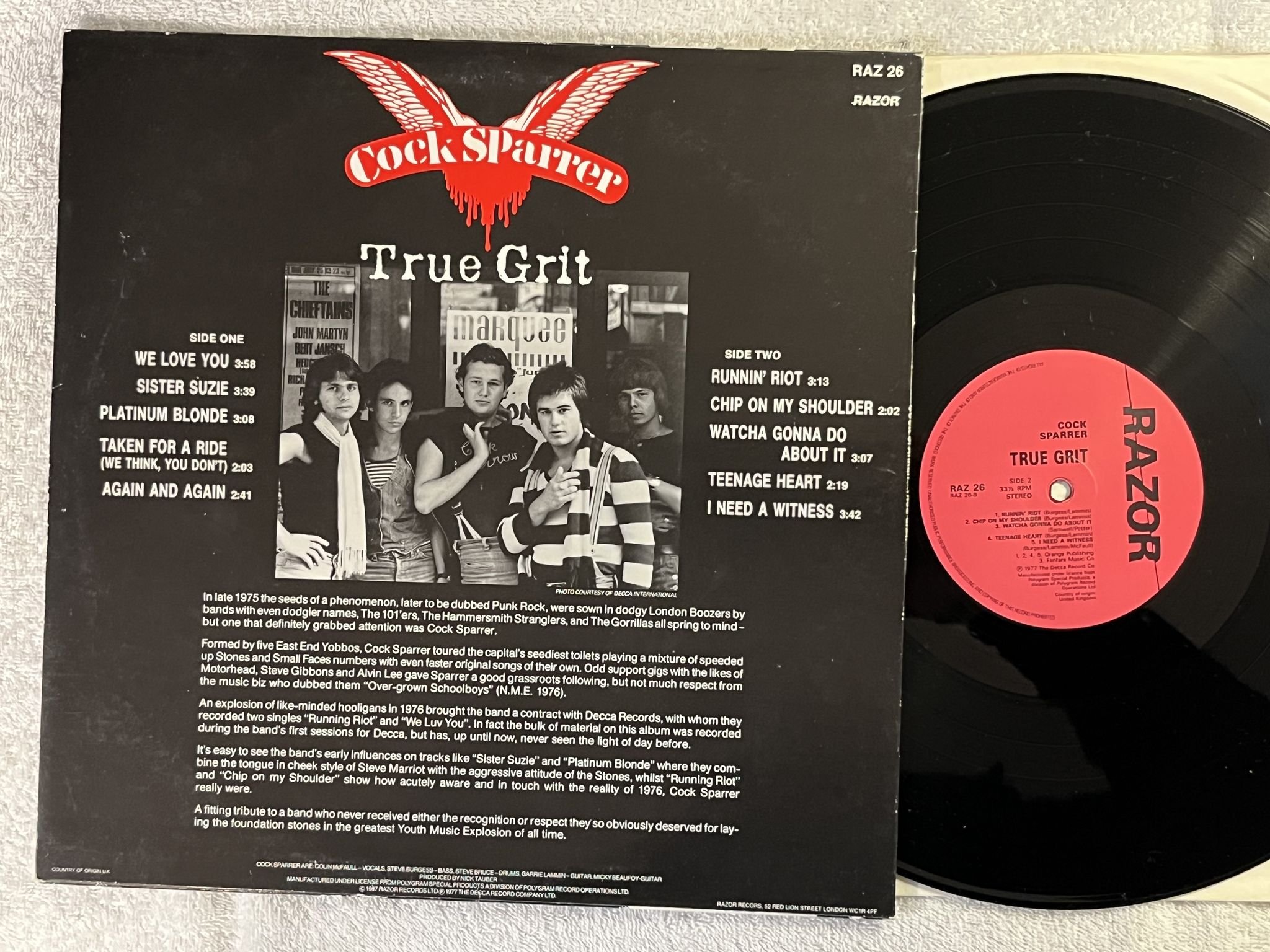 Omslagsbild för skivan COCK SPARRER true grit LP -87 UK RAZOR RAZ 26