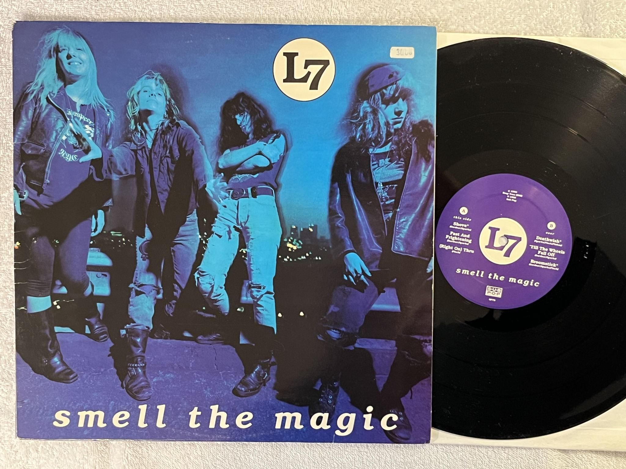 Omslagsbild för skivan L7 Smell The Magic 12"ep -90 US SUB POP SP79 *** Grunge ***