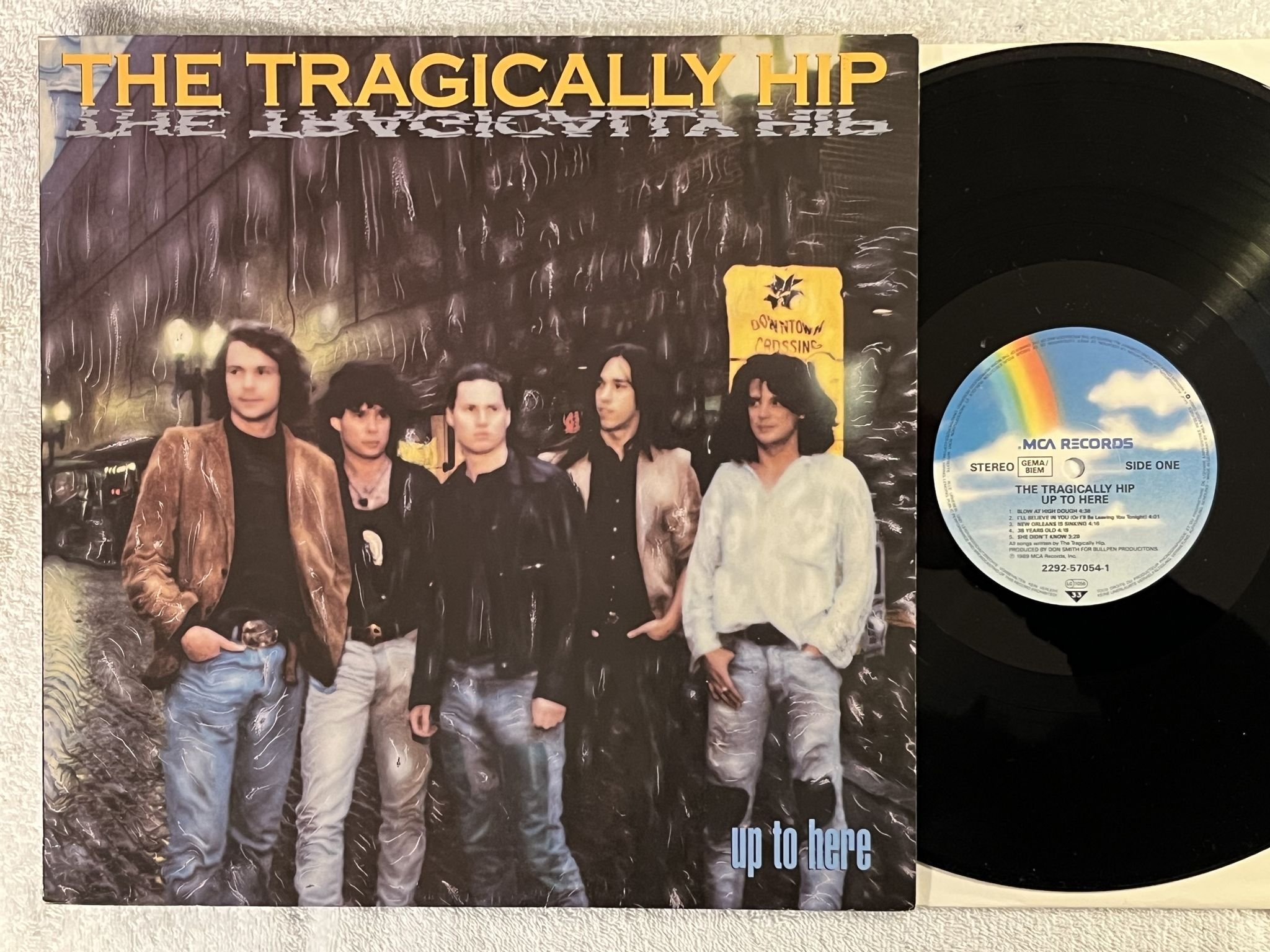 Omslagsbild för skivan THE TRAGICALLY HIP Up To Here LP -89 mca 2292 57054 1 *** R A R E ***