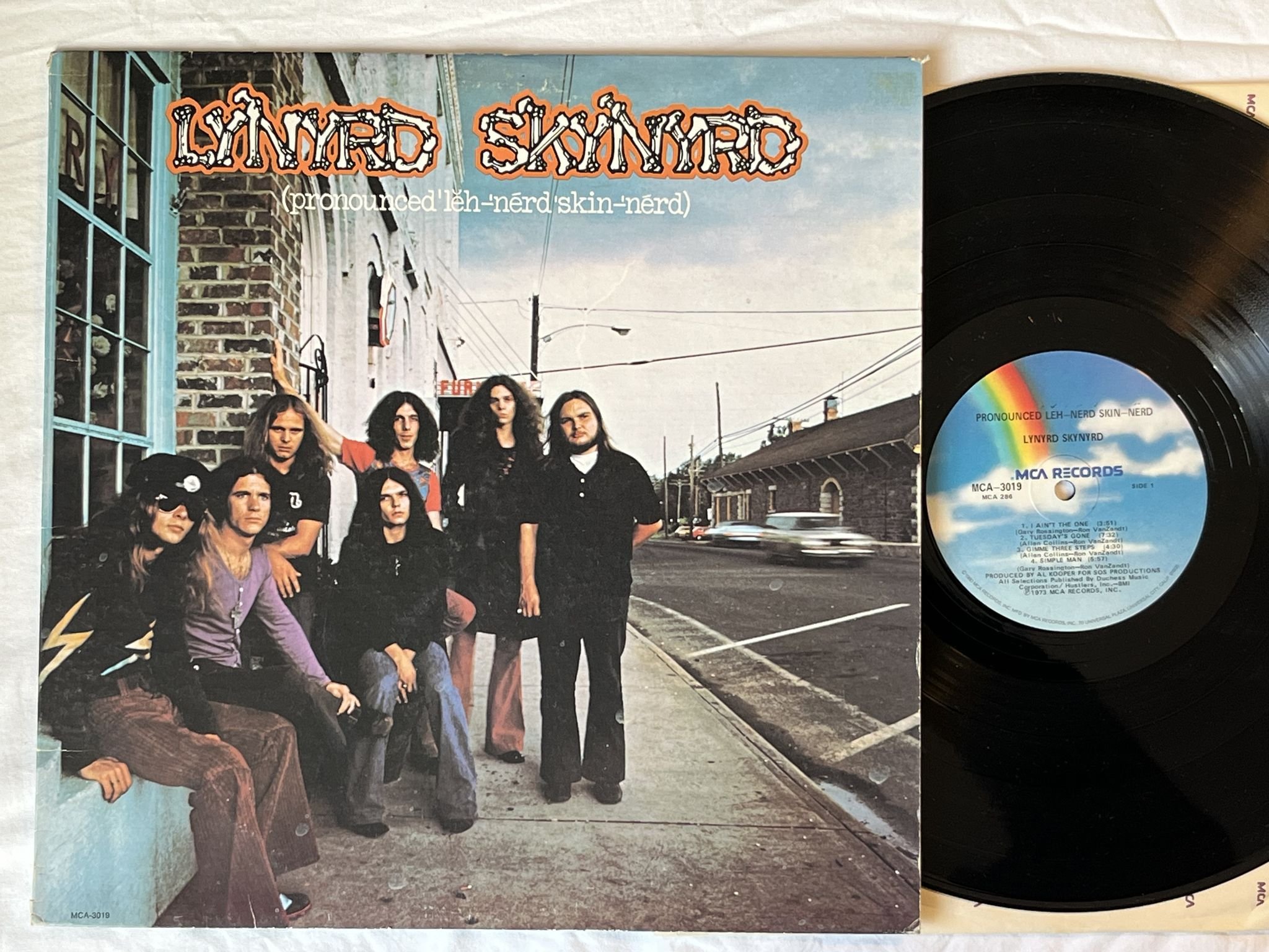 Omslagsbild för skivan LYNARD SKYNARD pronounced leh-nerd skin-nerd LP US MCA 3019