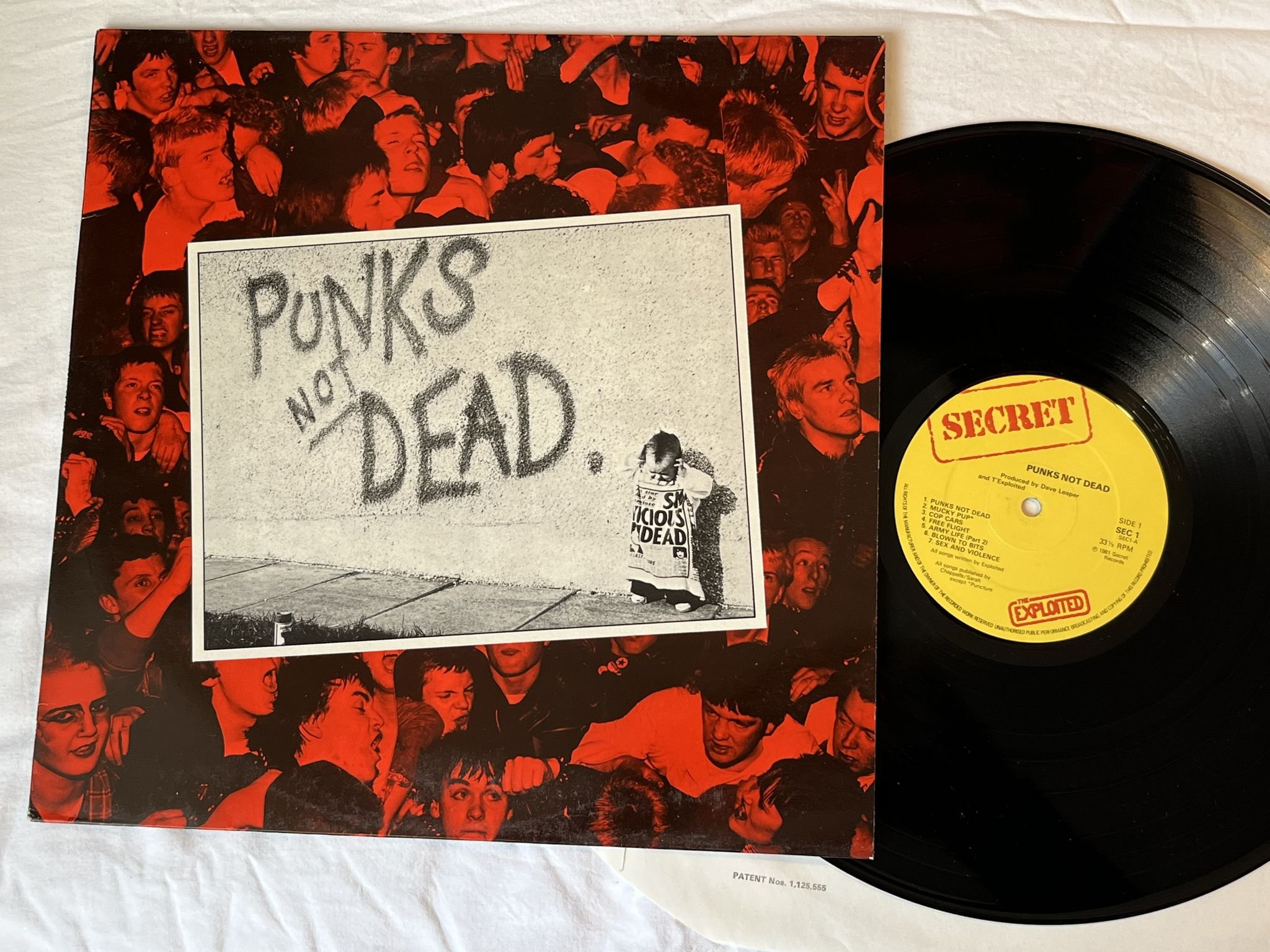 Omslagsbild för skivan THE EXPLOITED punks not dead LP -81 UK SECRET SEC 1