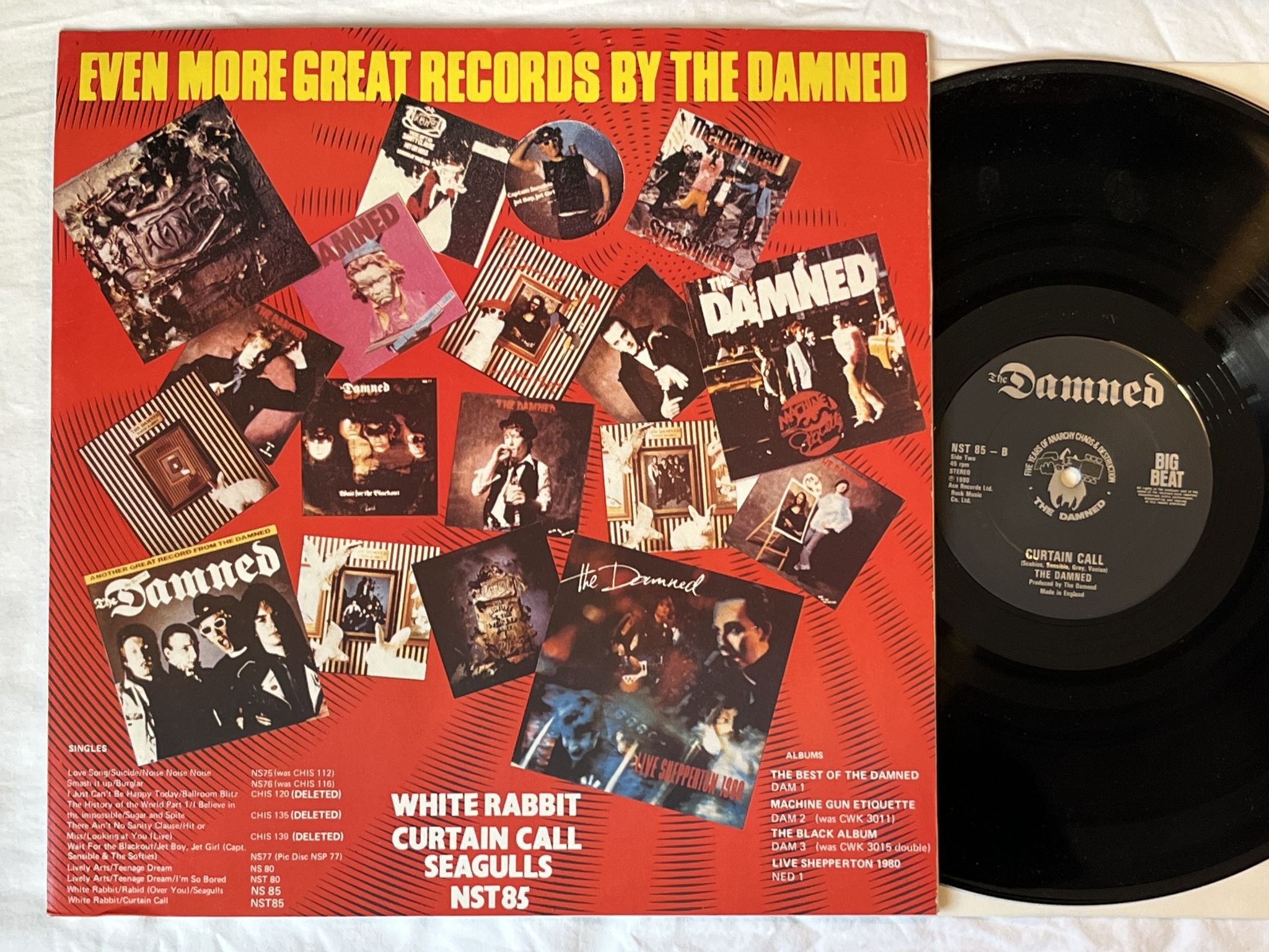 Omslagsbild för skivan THE DAMNED white rabbit 12" -83 UK BIG BEAT NST 85