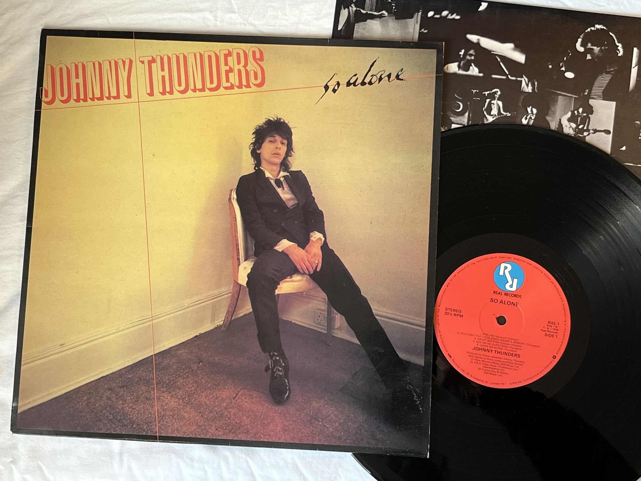 Omslagsbild för skivan JOHNNY THUNDERS so alone LP -78 UK REAL RAL 1