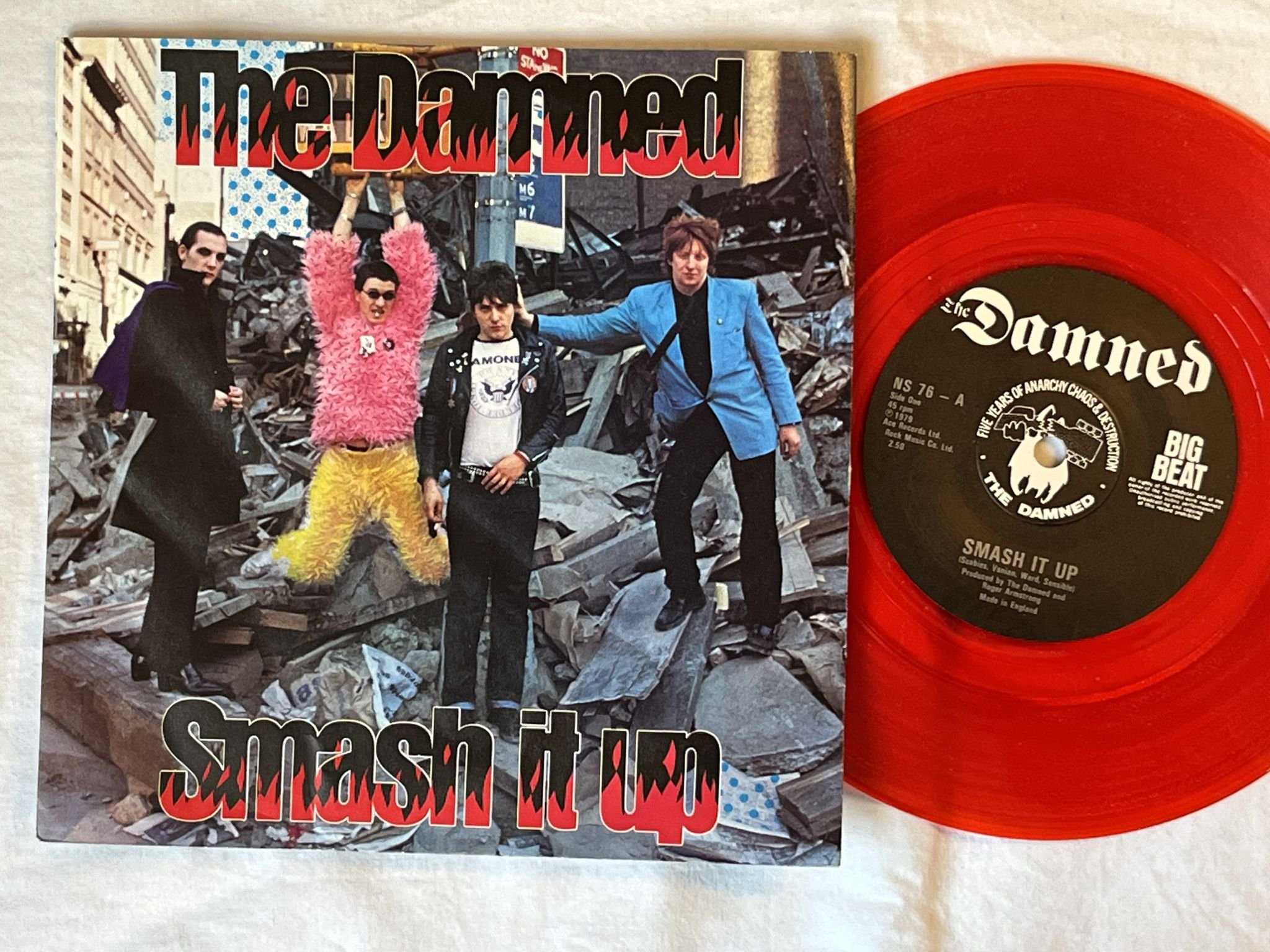 Omslagsbild för skivan THE DAMNED Smash It Up 7" -82 UK BIG BEAT NS 76 ** RED VINYL ***