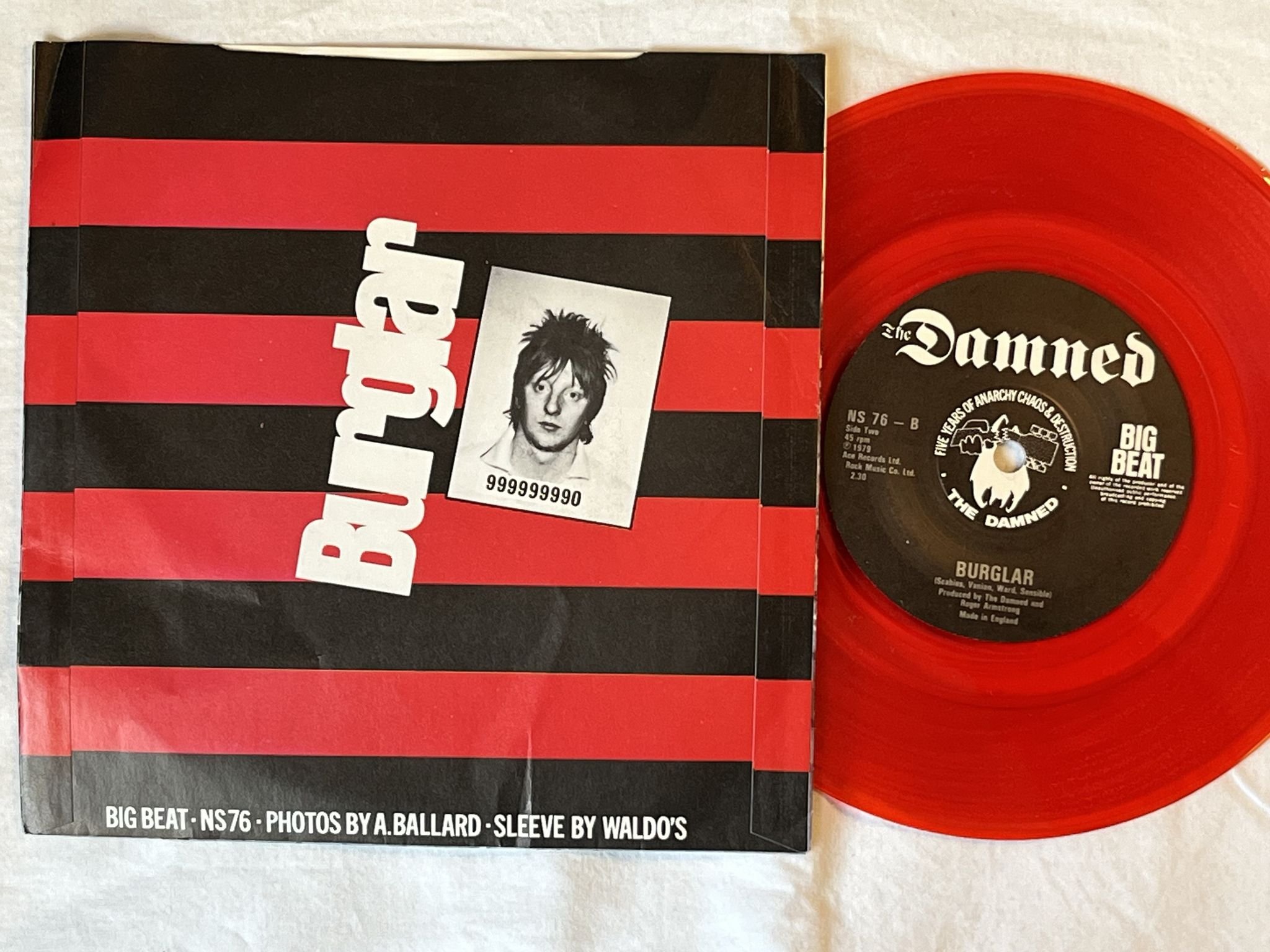 Omslagsbild för skivan THE DAMNED Smash It Up 7" -82 UK BIG BEAT NS 76 ** RED VINYL ***